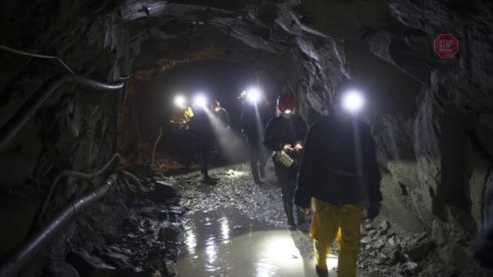 'Вибухнуло піввагона, багато швидких', – надзвичайна ситуація поблизу шахти у Донецьку