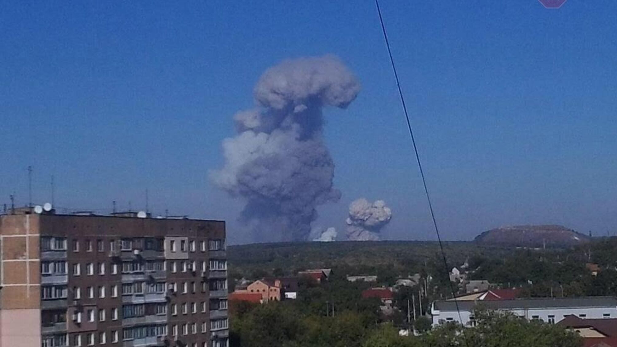 Вибухами в Донецьку знищена танкова частина 'ДНР' – бойовики терміново оточили місце підриву