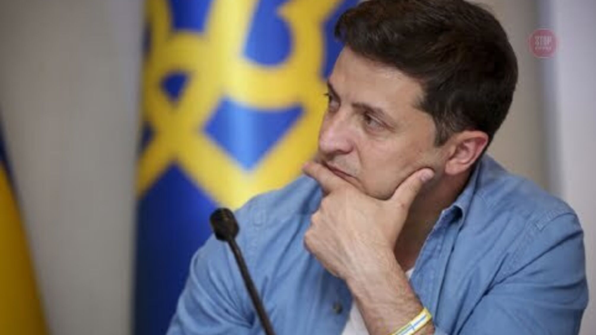 Зеленський позбавив дипломатичного статусу товаришів Порошенка