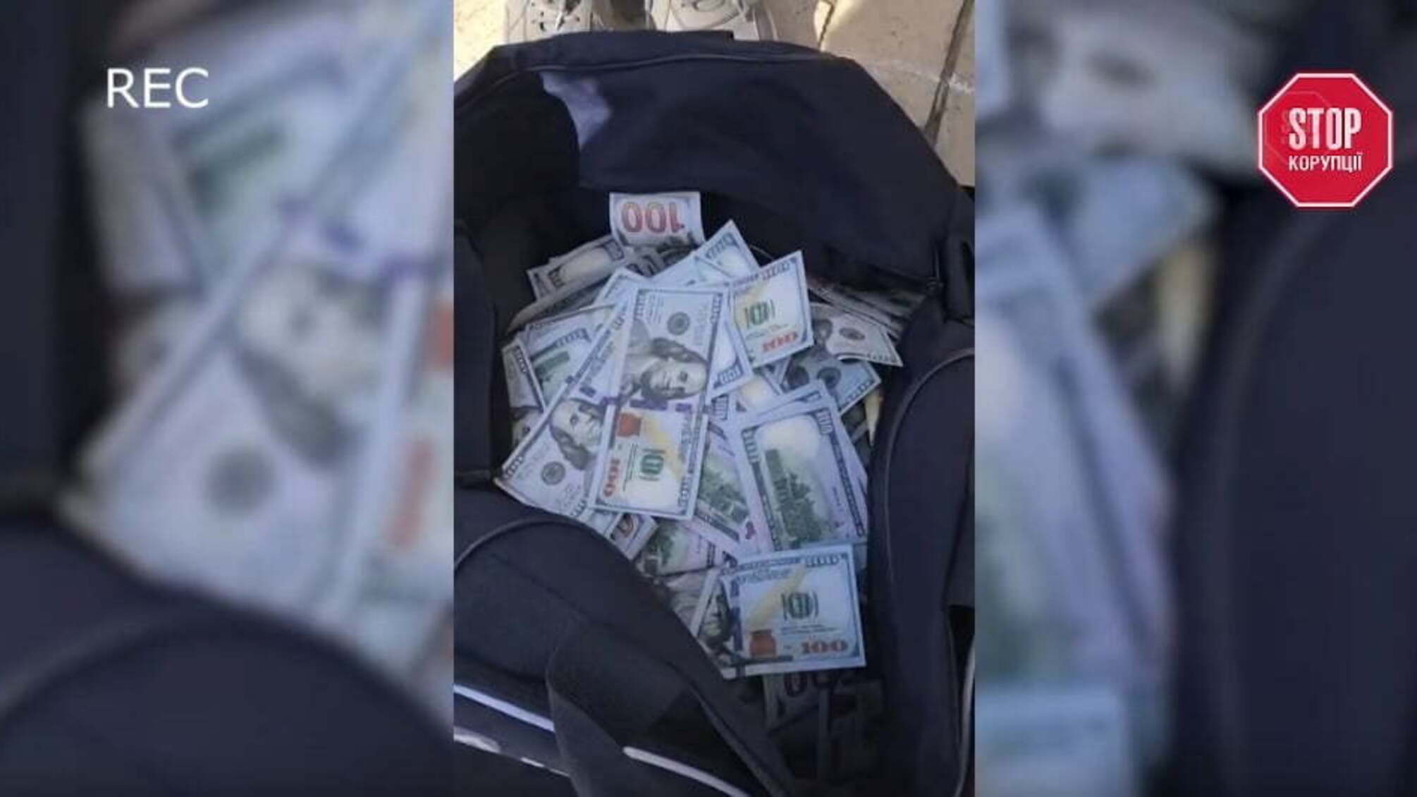 Непідйомна сума: очільник НАБУ Артем Ситник спробував підняти сумку з вагою 6 мільйонів доларів