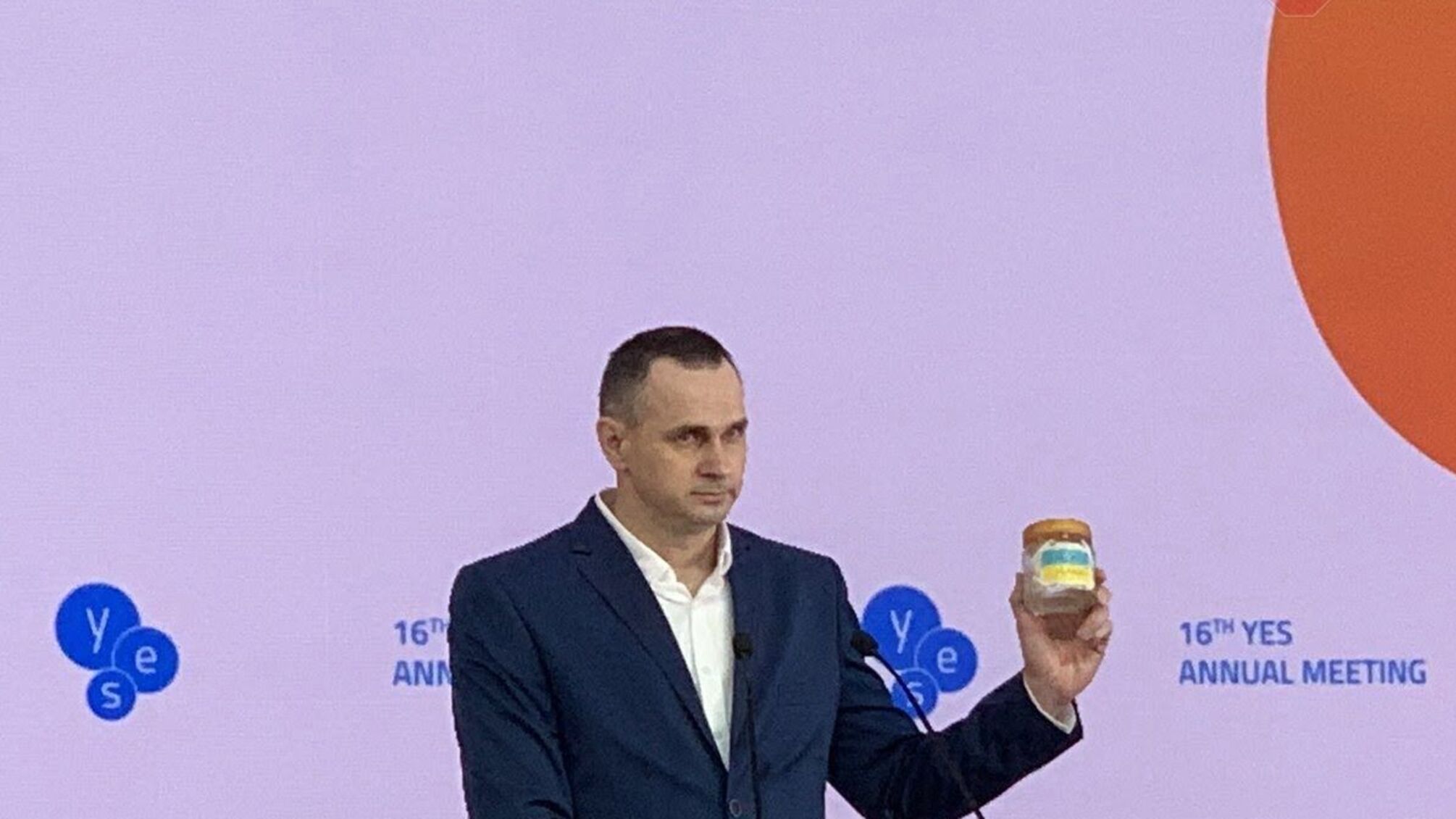 'Подарунки' від колишніх ув'язнених: про що попросив Зеленського Сенцов та що йому передав