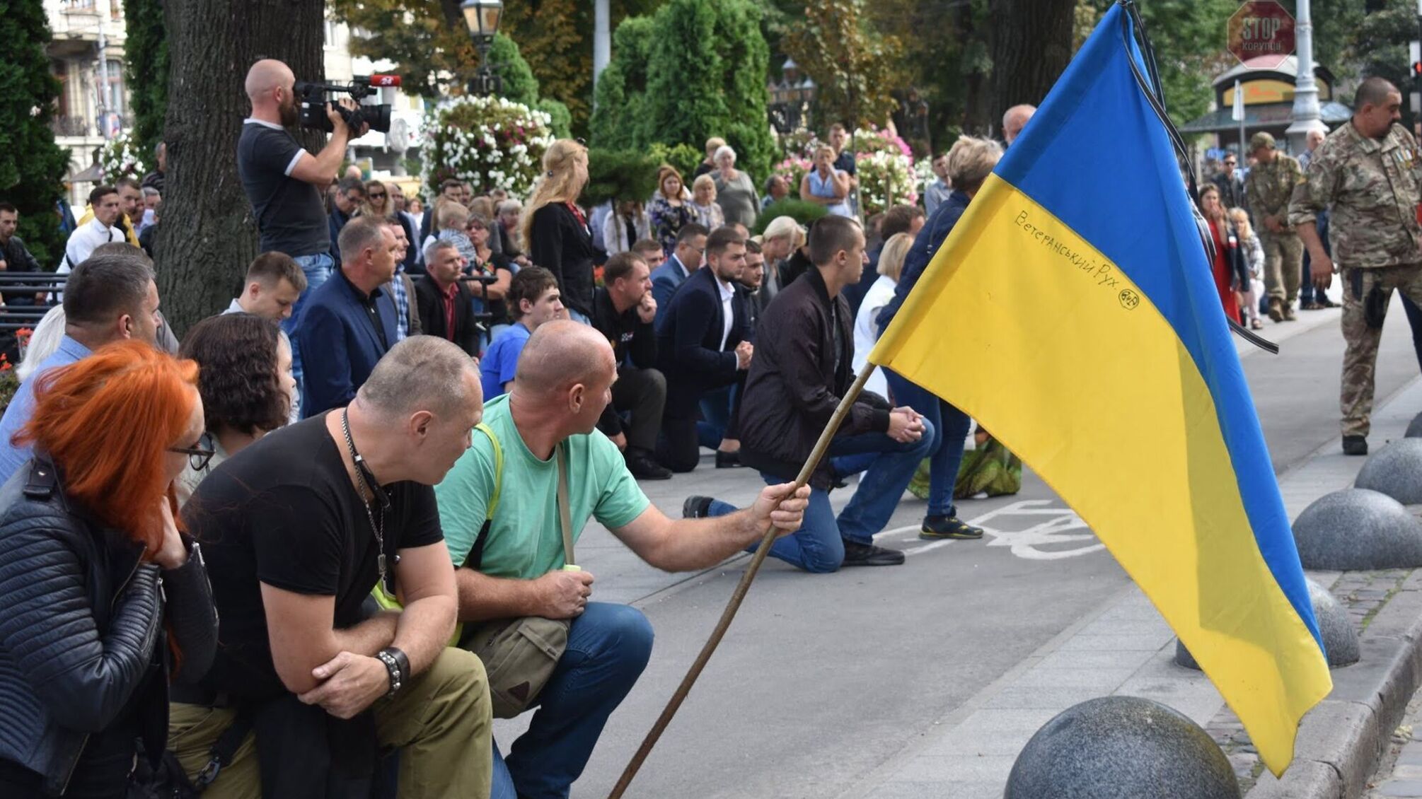 Львів на колінах прощався з 21-річним бійцем Богданом Ховалком, загиблим в зоні ООС: важкі кадри