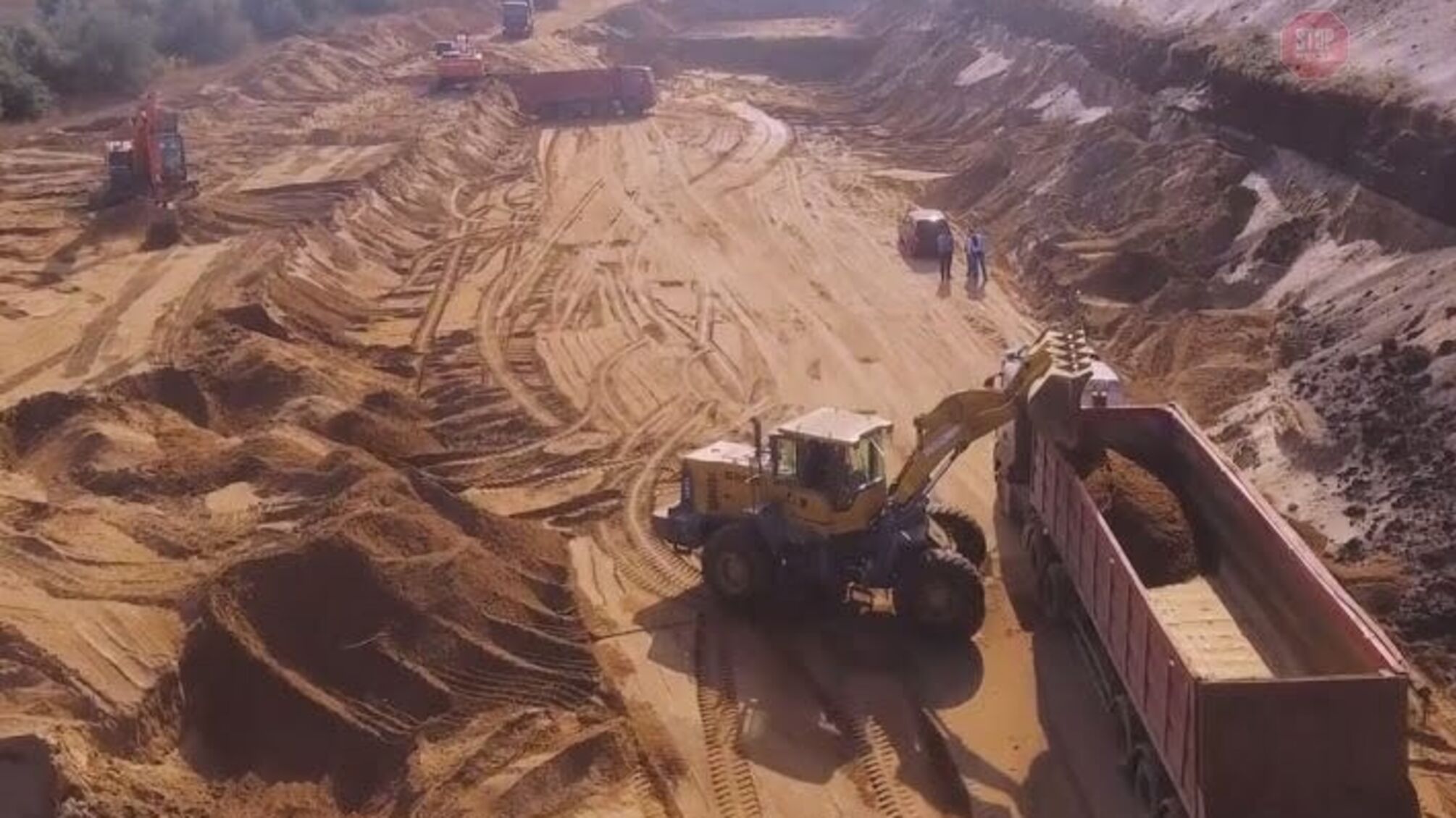 Геть знахабніли: у Києві браконьєри крадуть пісок за підробленими документами