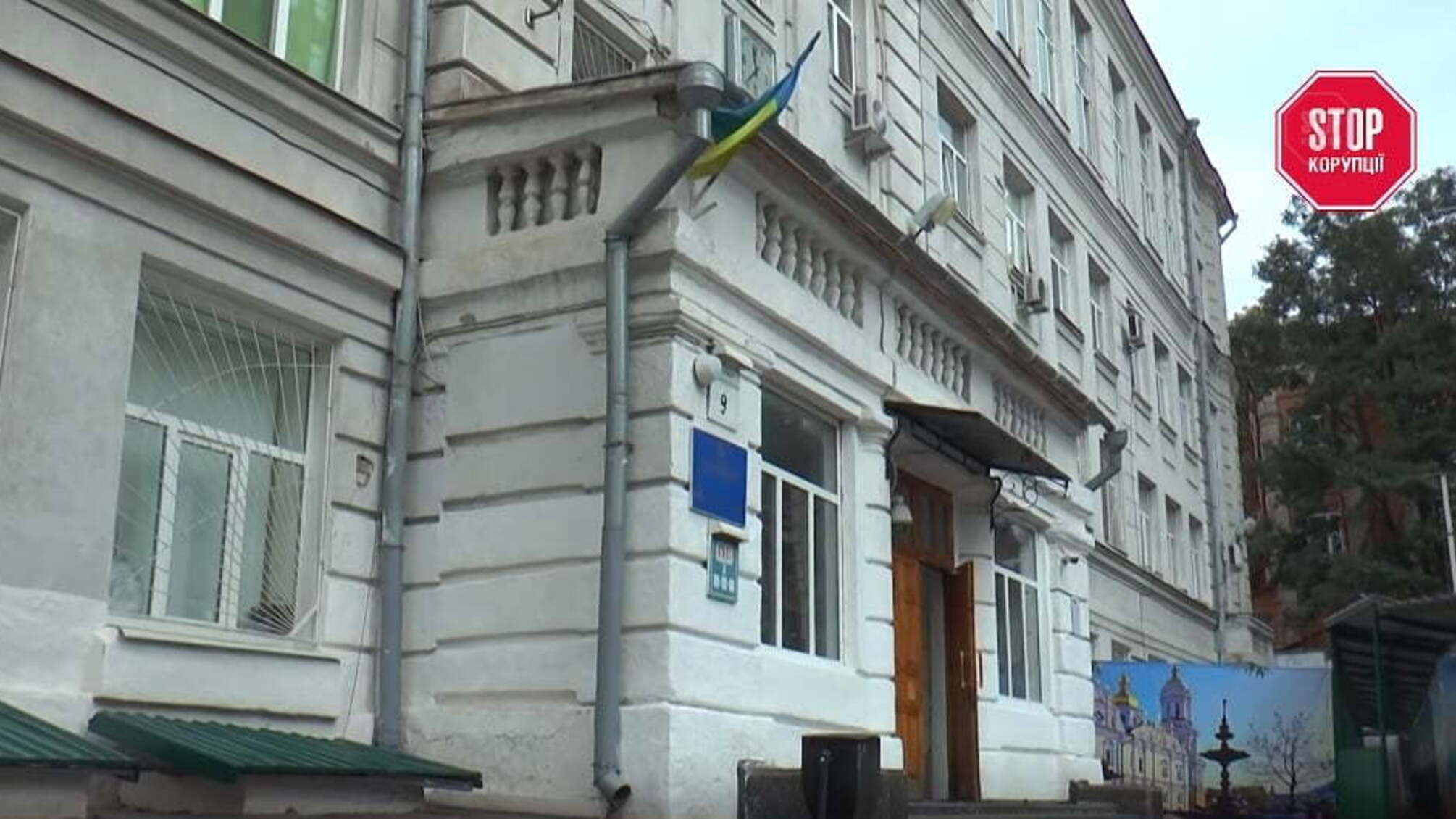 Презенти директору і «продуктовий набір» для районо: на що витрачають «таємні фонди» VIP-школи