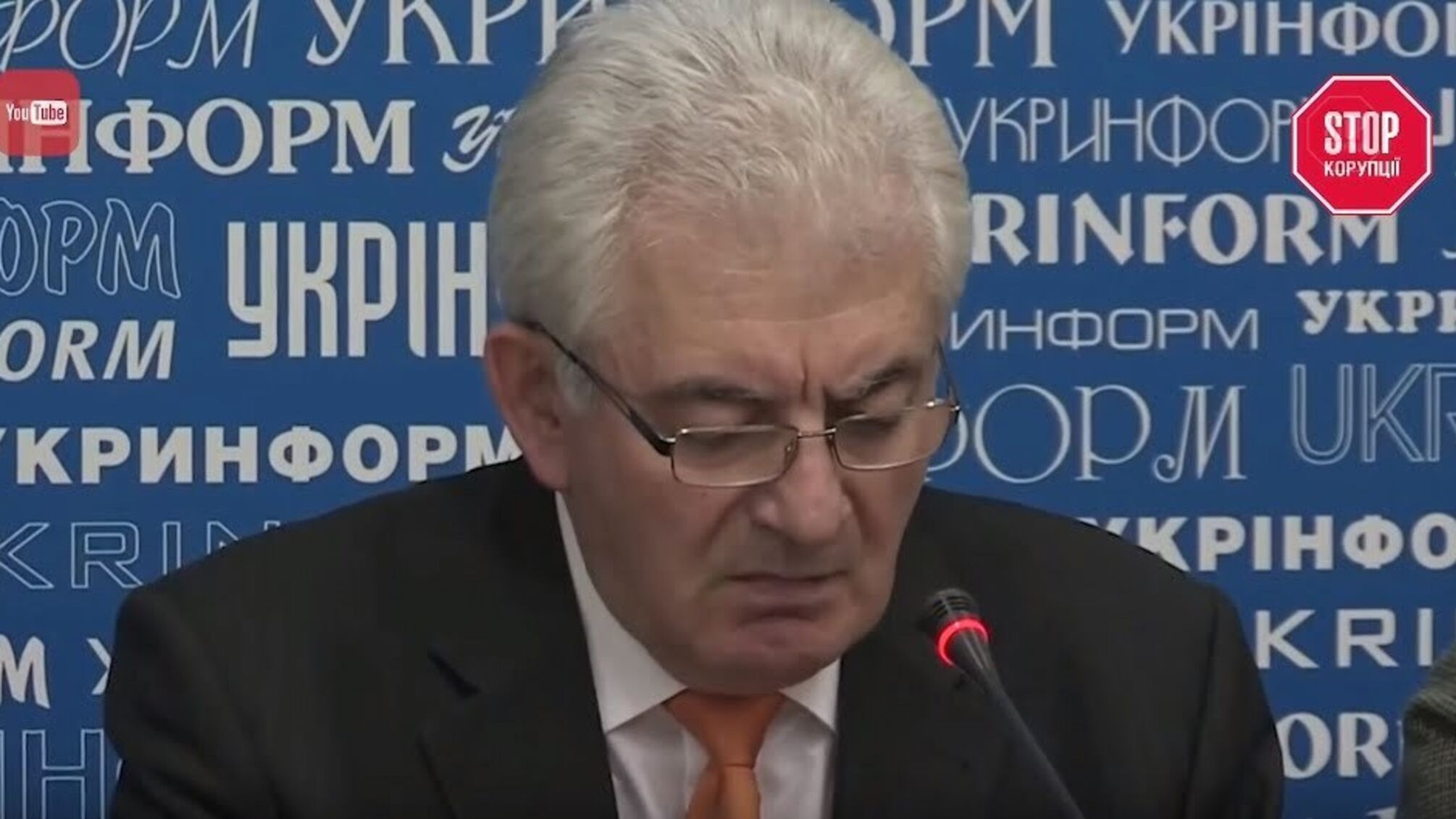 «Останній дзвінок для Лікарчука»: активісти влаштували перформанс під стінами суду