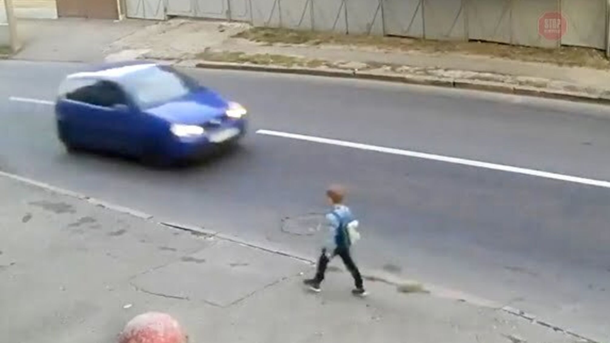У Харкові машина збила дитину (відео 18+)