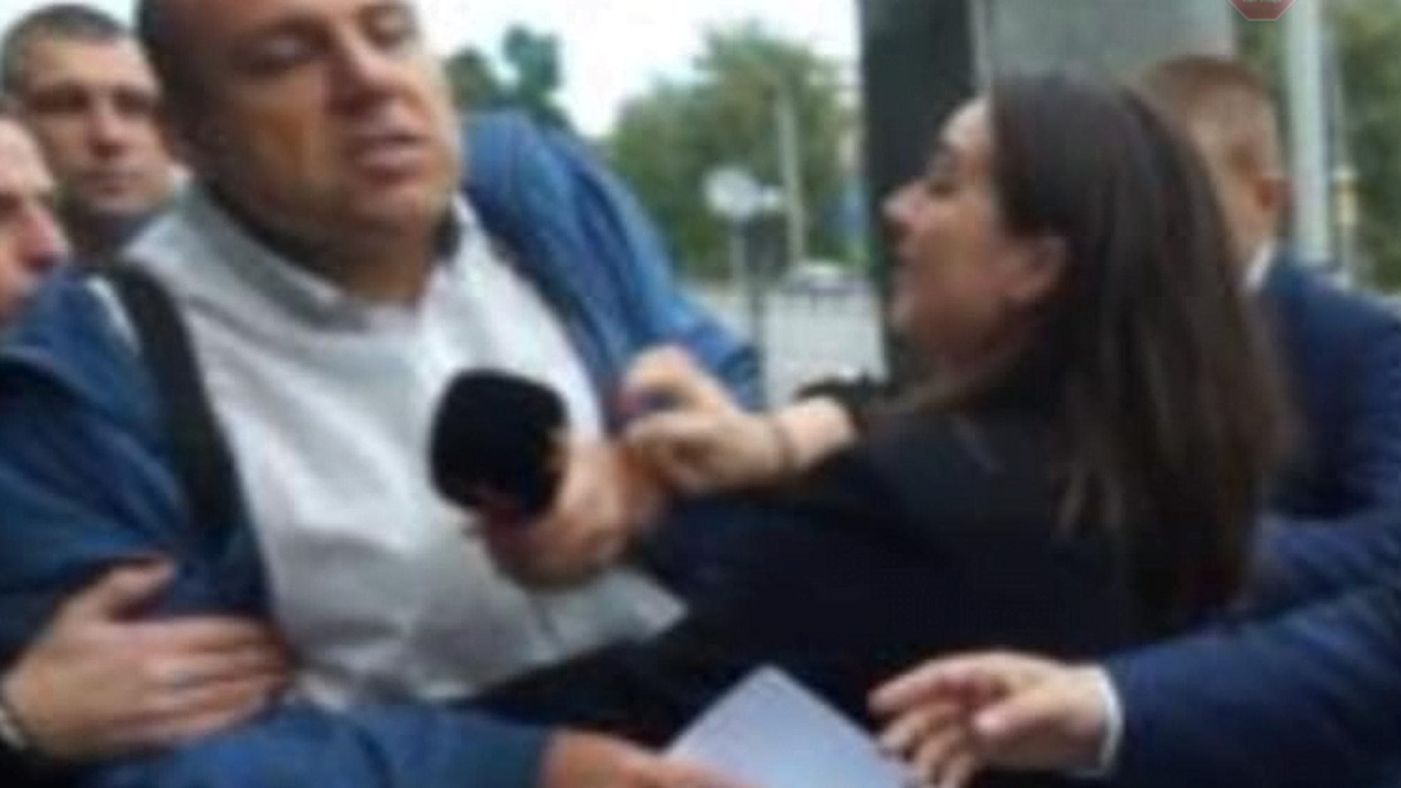 Обурила міжнародні ЗМІ: прес-секретарка Зеленського Мендель “засвітилась” у черговому скандалі (відео)