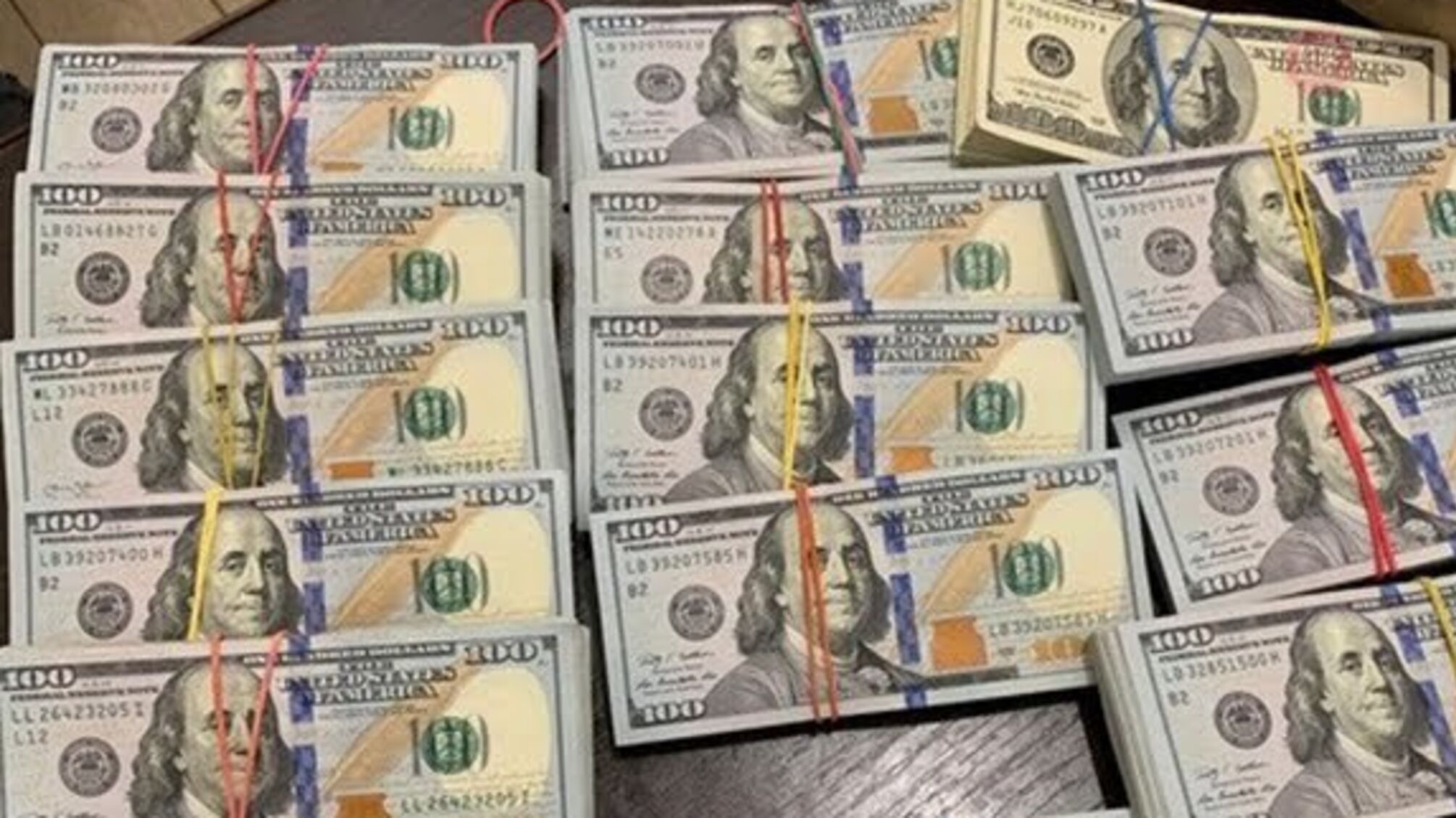 Конвертцентр у Києві 'відмивав' мільярд гривень на рік (фото)