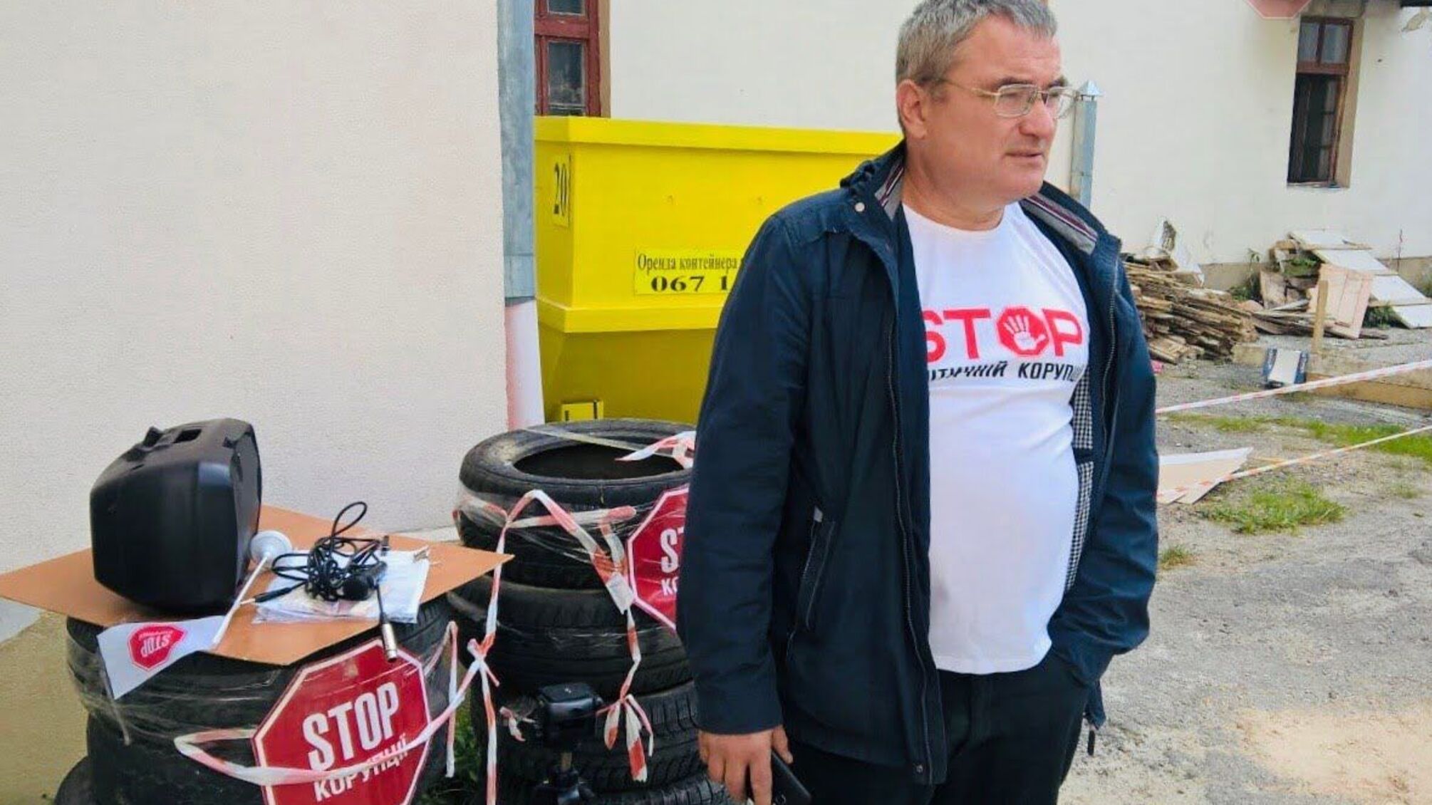 Автомобільні шини, прапор України та поліція: у Львові активісти протестували під ДБР (фото)