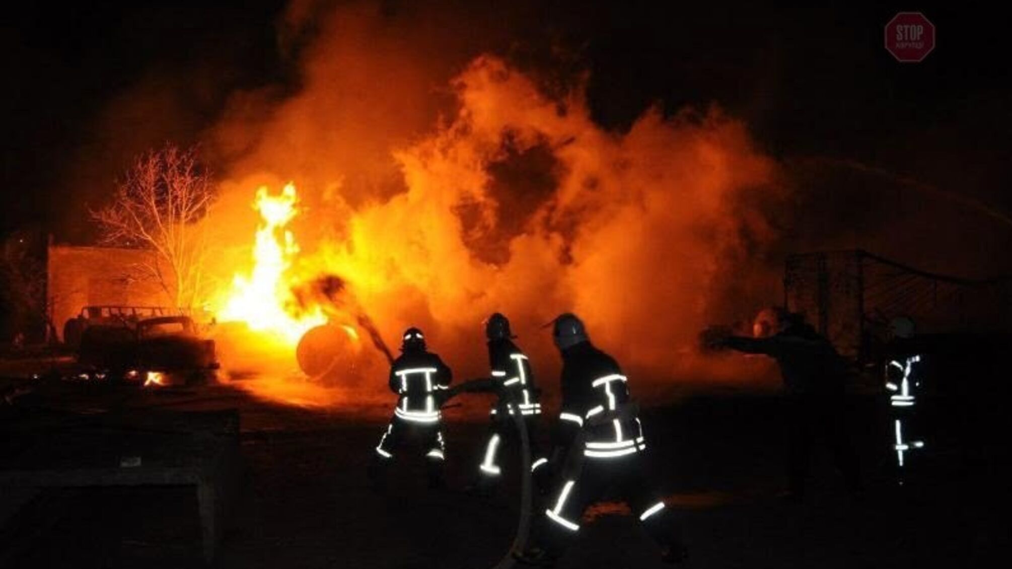 На Подолі спалахнула масштабна пожежа – подробиці, відео