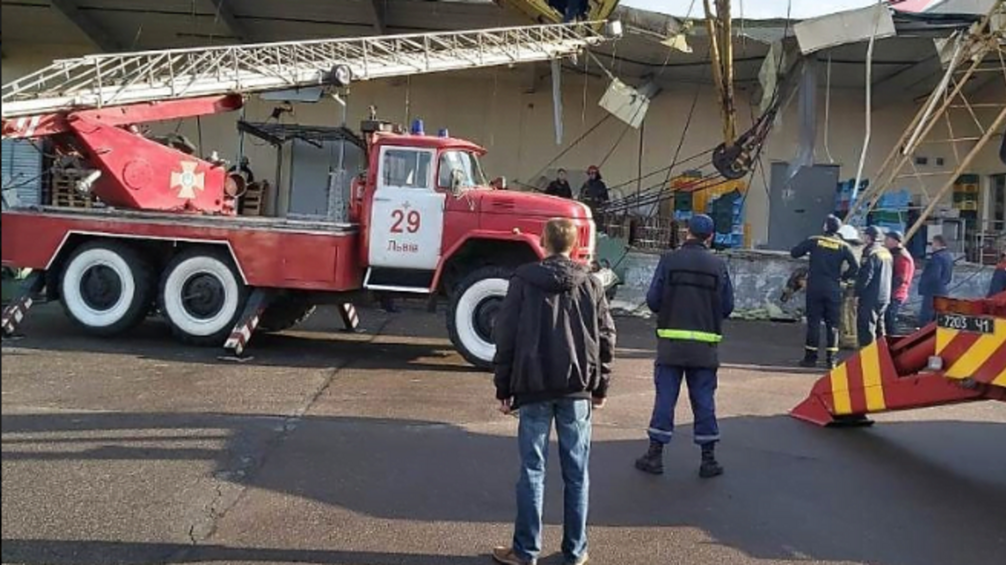Будівельний кран впав на торговельний центр – постраждала людина (фото)