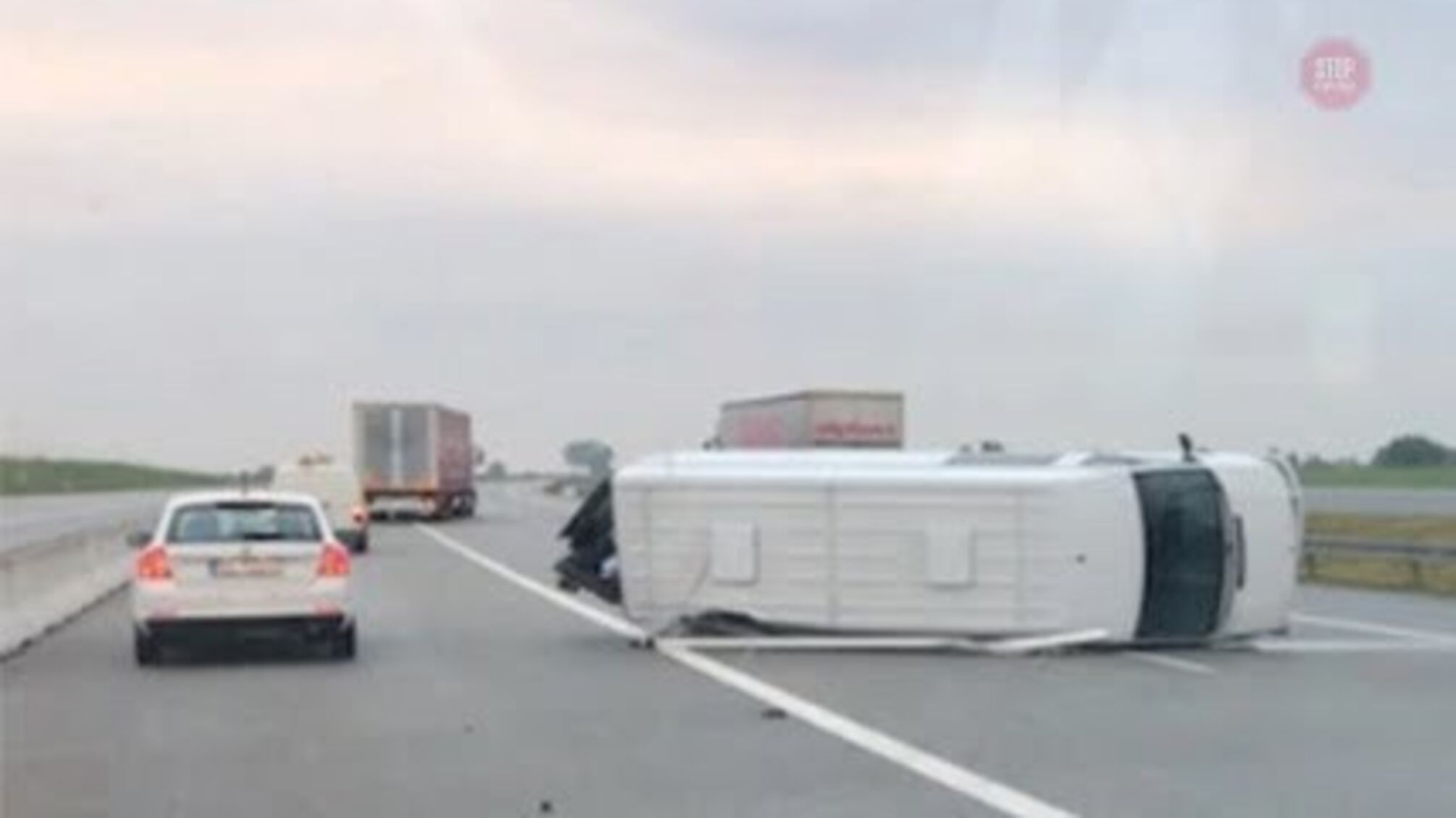 У Польщі сталася ДТП: перекинулося два українських автобуси (фото)