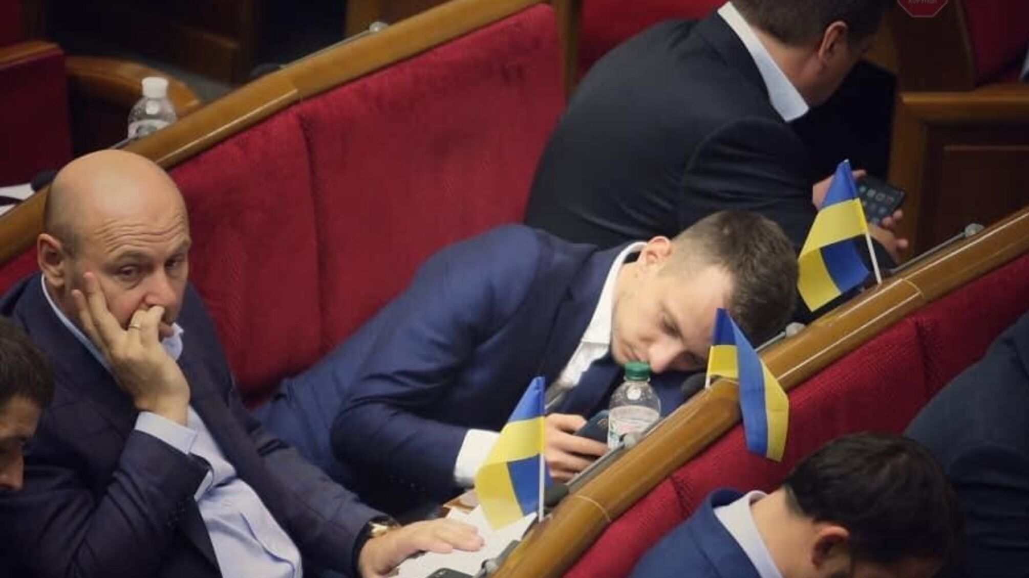 Майже як у школі: депутат від “Слуги народу” розгліся на столі у ВР (фото)
