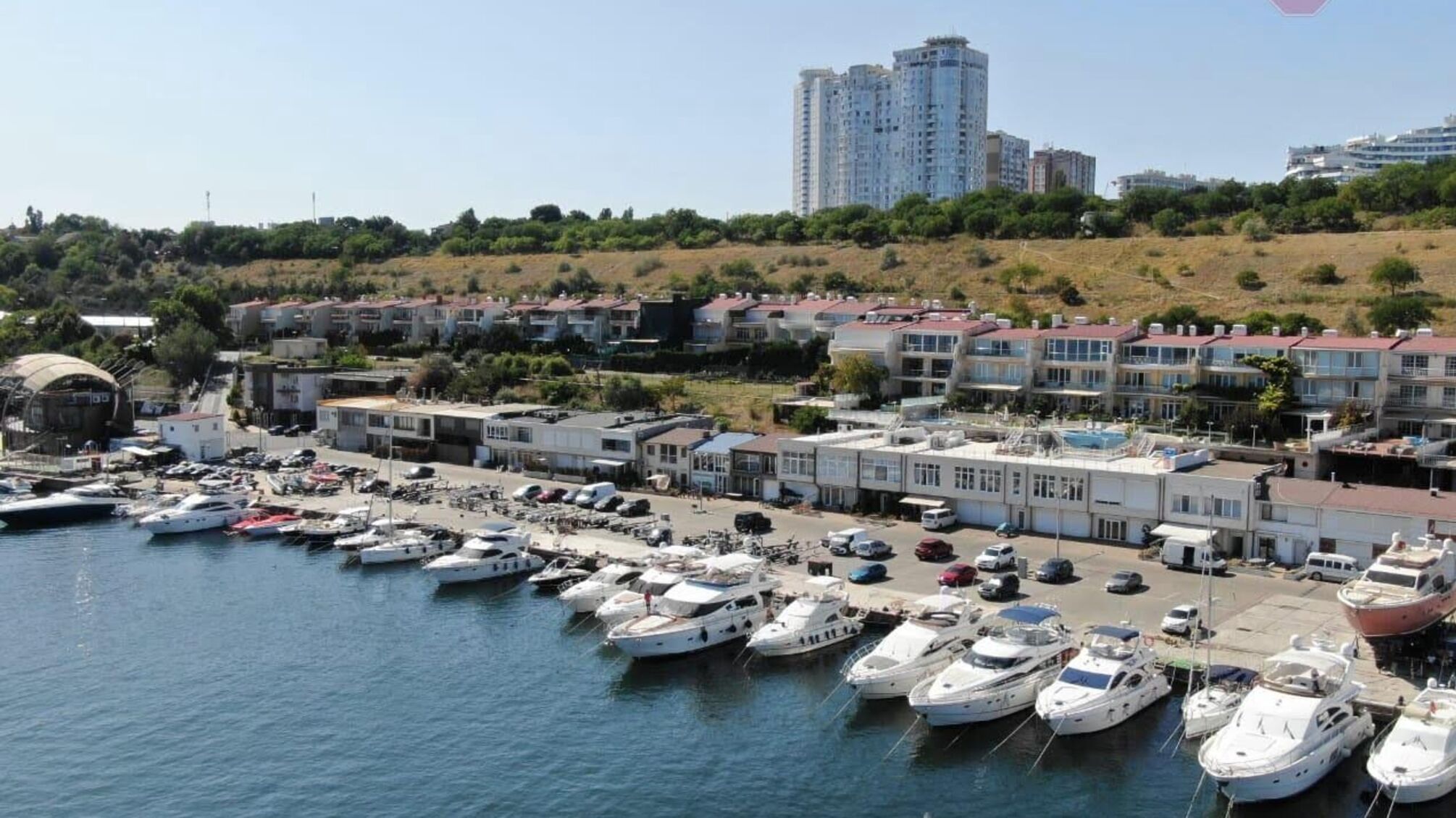 На Одещині яхта переїхала човен з двома людьми на борту (фото)