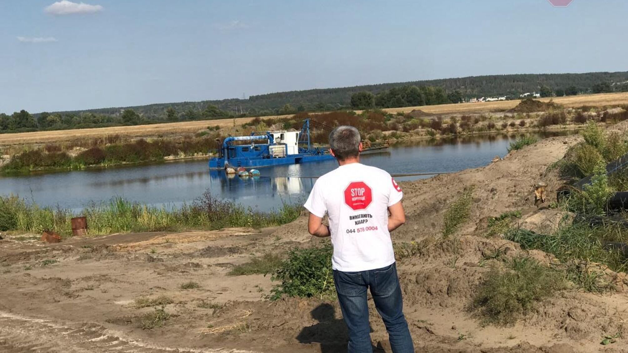 Одні копають картоплю, інші – пісок: під Києвом добувають надра на сільгоспземлі