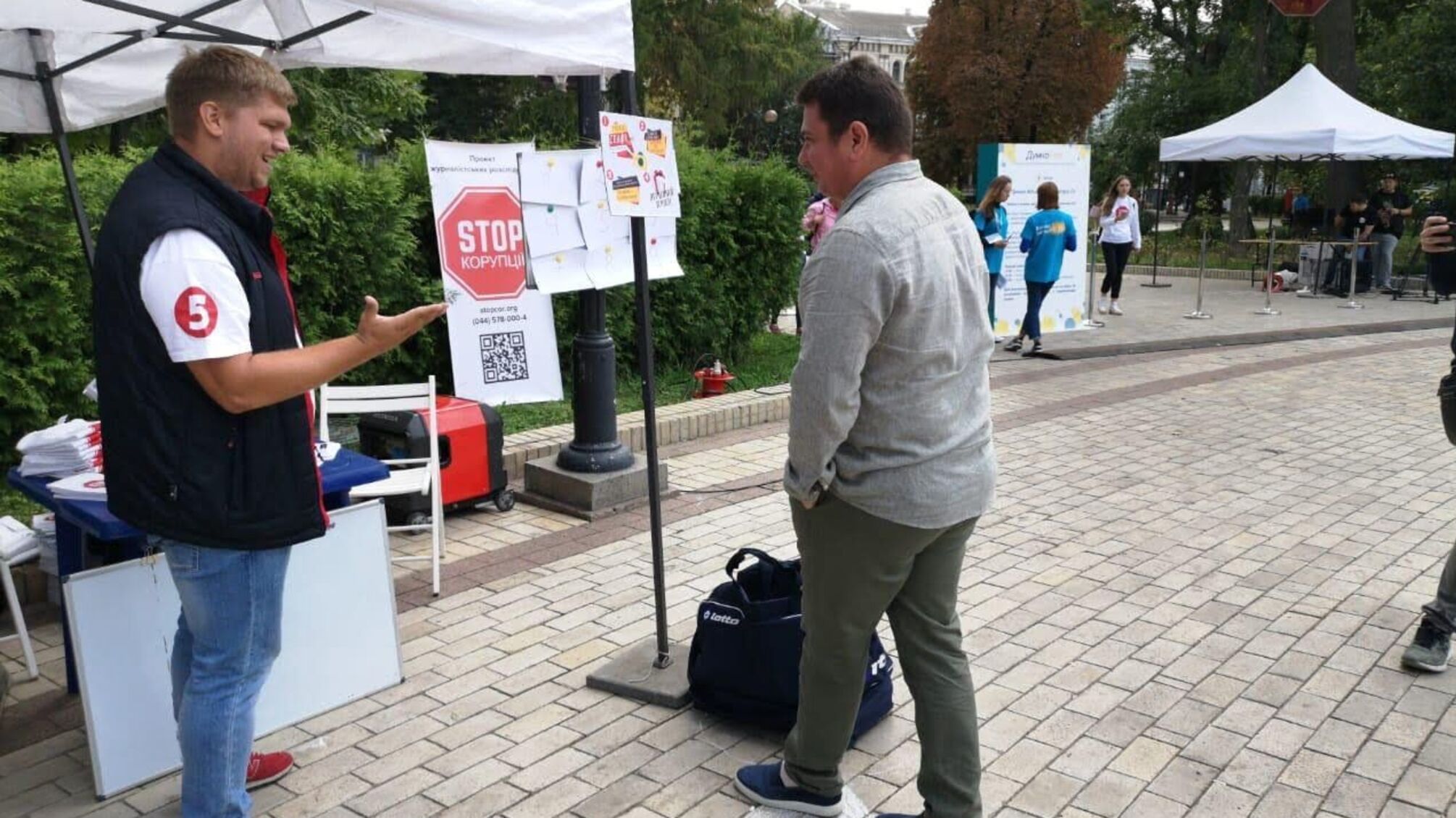 Сумка з доларами вагою 60 кг: Артем Ситник відчув себе в ролі корупціонера на 'ДумкоФест' (відео)