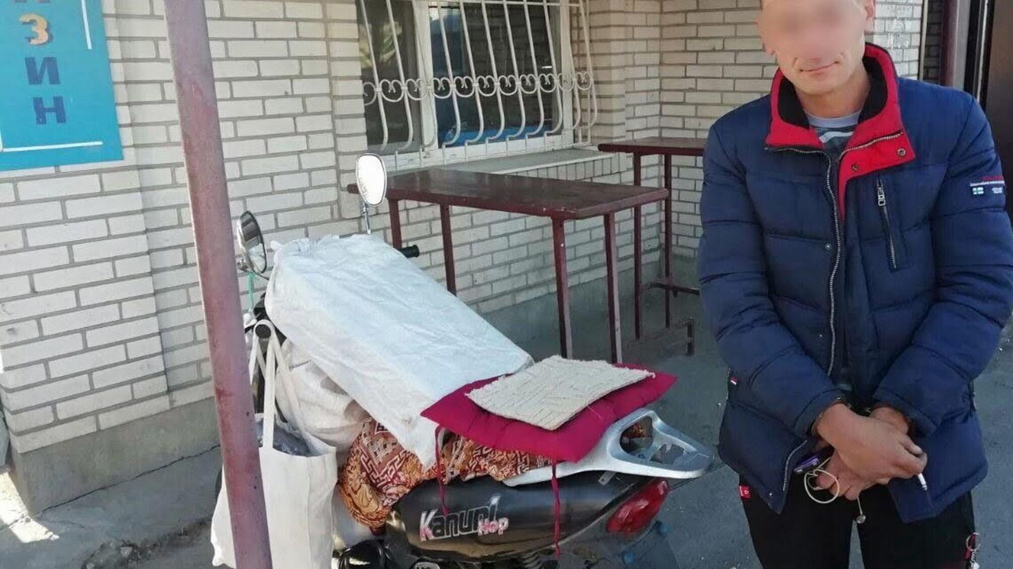 На Київщині чоловік 'обчистив' храм і втік з місця події на краденому моторолері (фото)