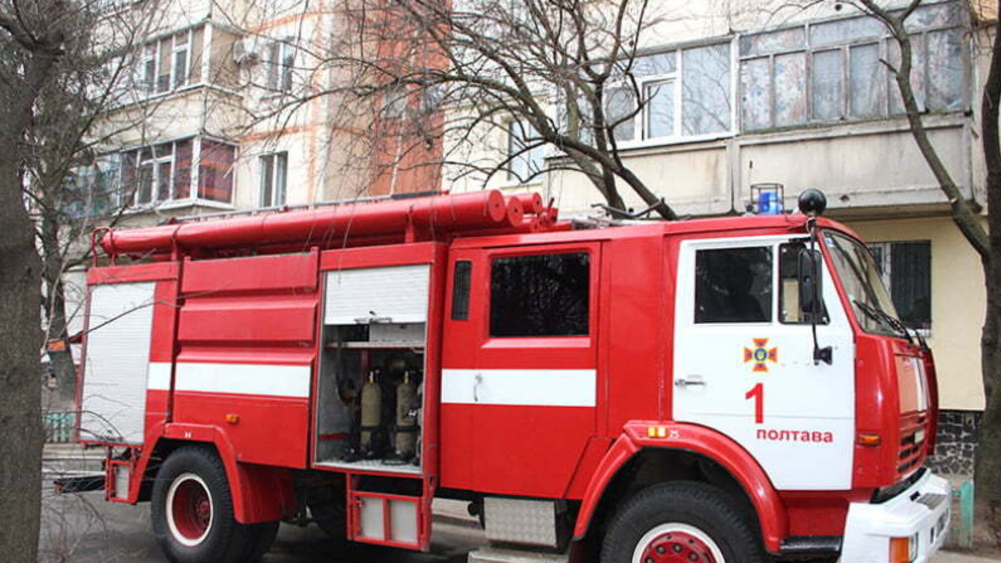 Полтава: під час гасіння пожежі в квартирі вогнеборці врятували 3 людей (ВІДЕО)