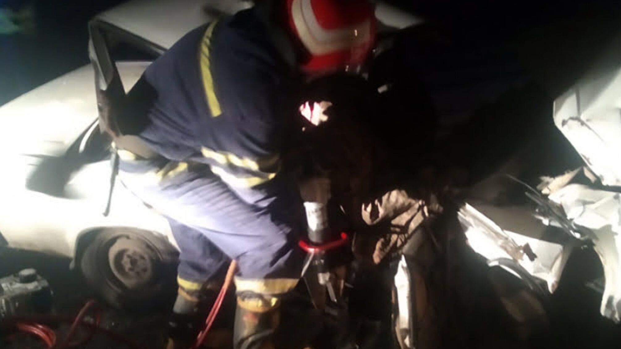 Хмельниччина: рятувальники вилучили з понівеченого внаслідок ДТП автомобіля двох чоловіків, один з яких загинув