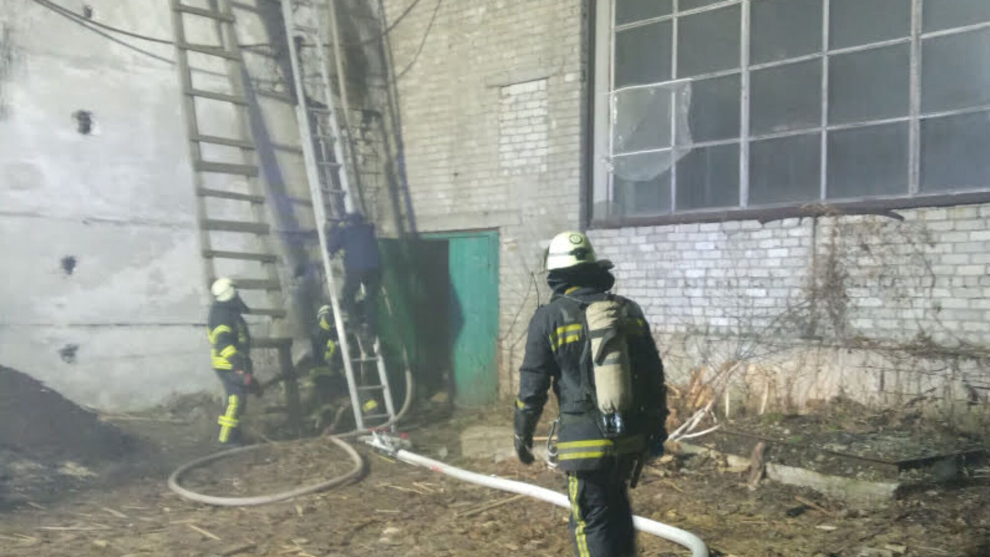 Луганська область: рятувальники ліквідували пожежу на складі приватного підприємства