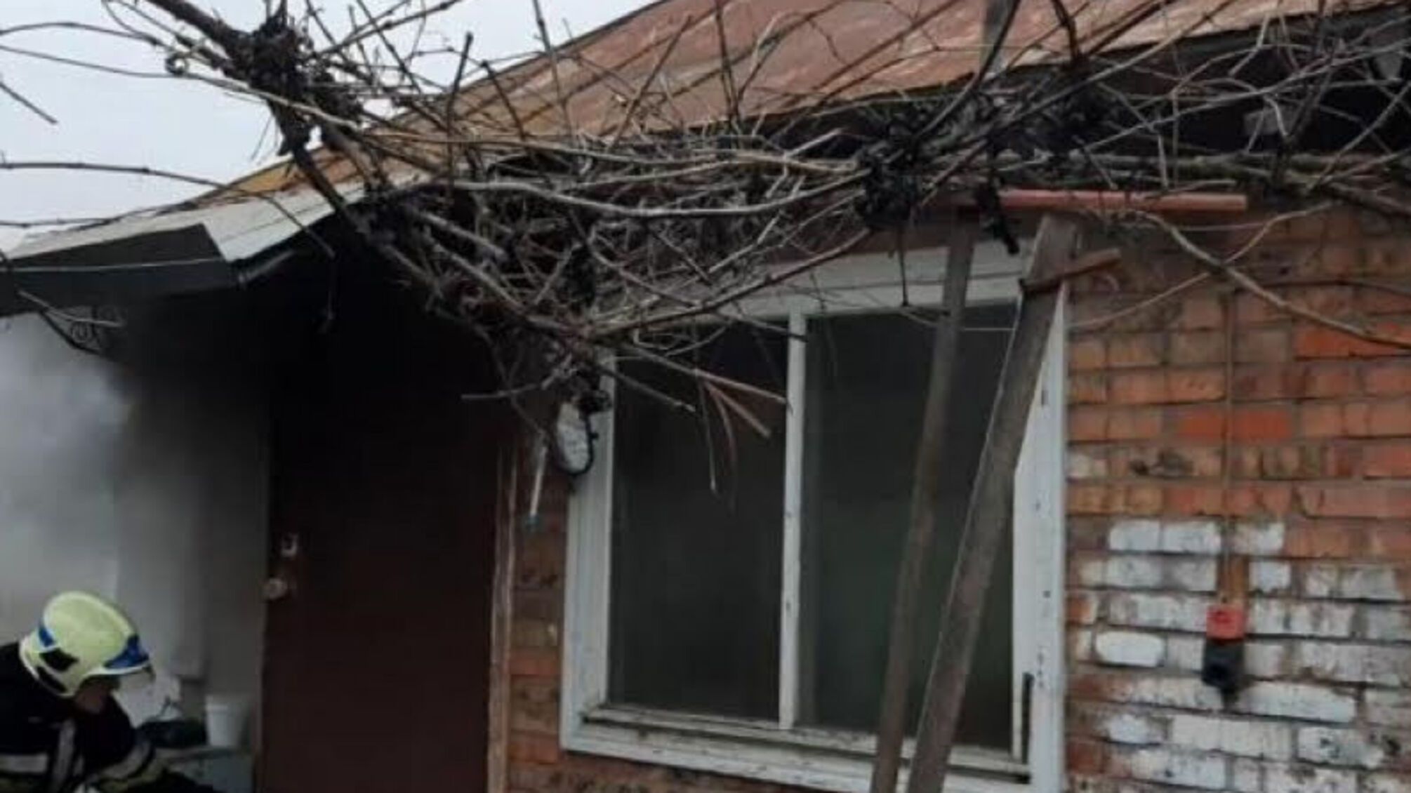 На Сумщині вогнеборці врятували двох літніх людей на пожежі