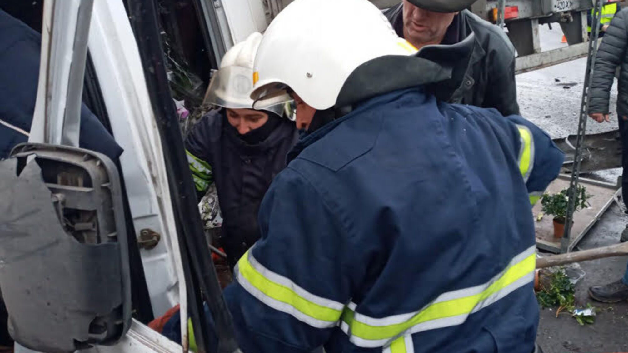 Дніпропетровська область: рятувальники деблокували водія з понівеченої автівки