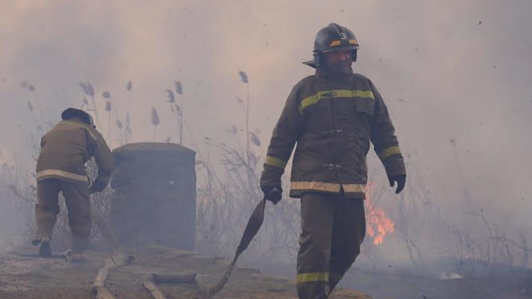 м. Одеса: рятувальники гасять загорання очерету на відкритій території