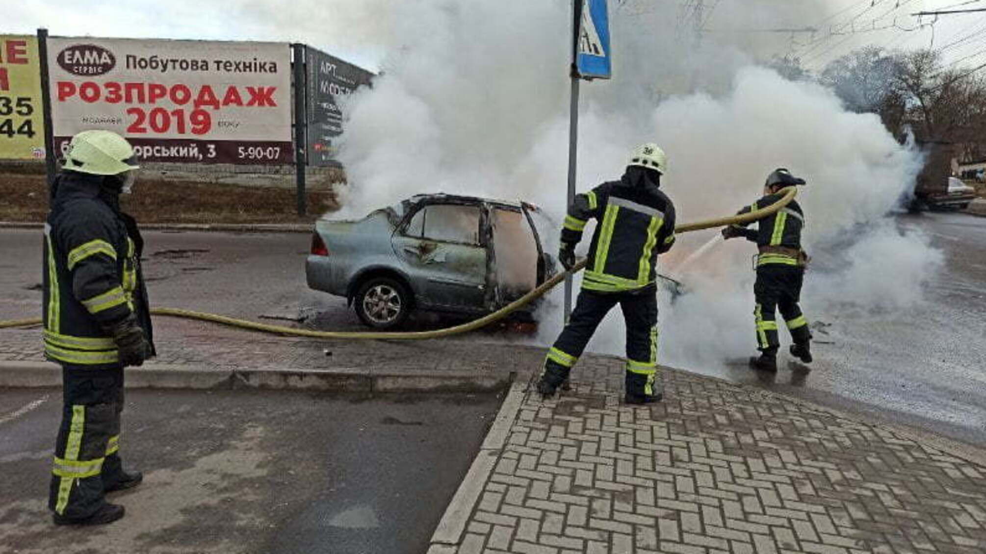 Донецька область: вогнеборці ліквідували пожежу легкового автомобіля