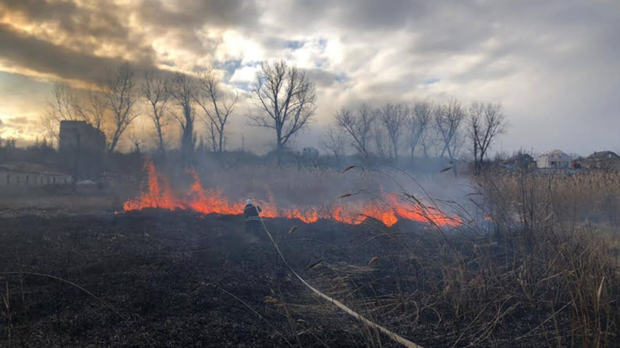 На Миколаївщині вогнеборці знову гасять пожежі очерету