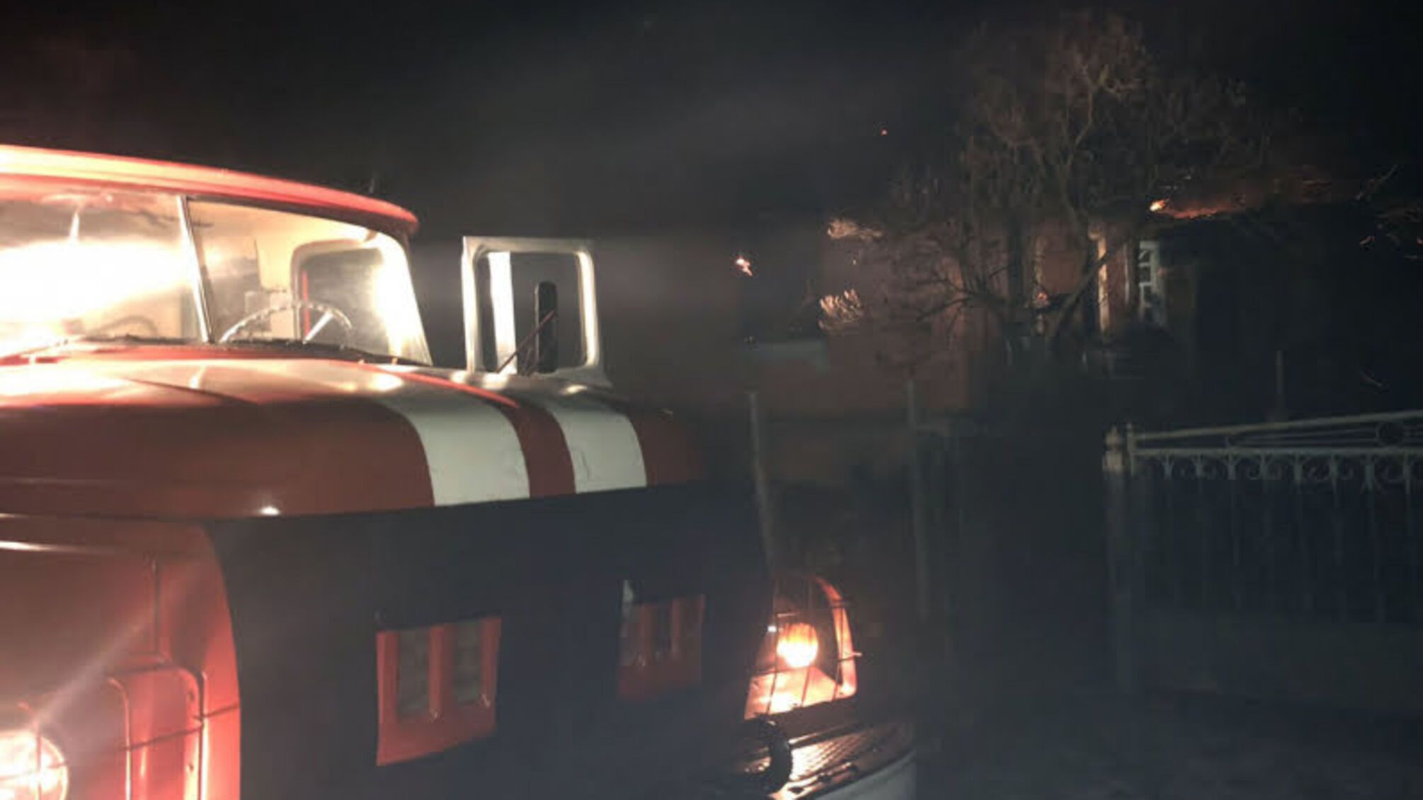 Хмельницька область: оперативно ліквідувавши пожежу житлового будинку, бійці ДСНС запобігли розповсюдженню вогню