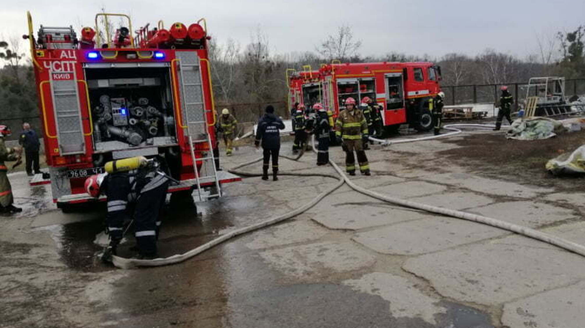 м. Київ: рятувальники ліквідували пожежу в ангарі на вул. Колоскова