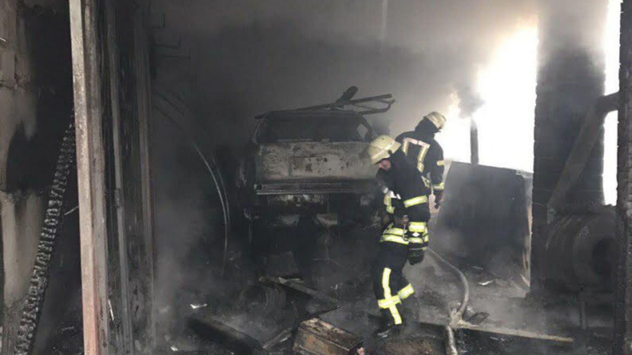 Київ: рятувальники ліквідували пожежу в гаражах