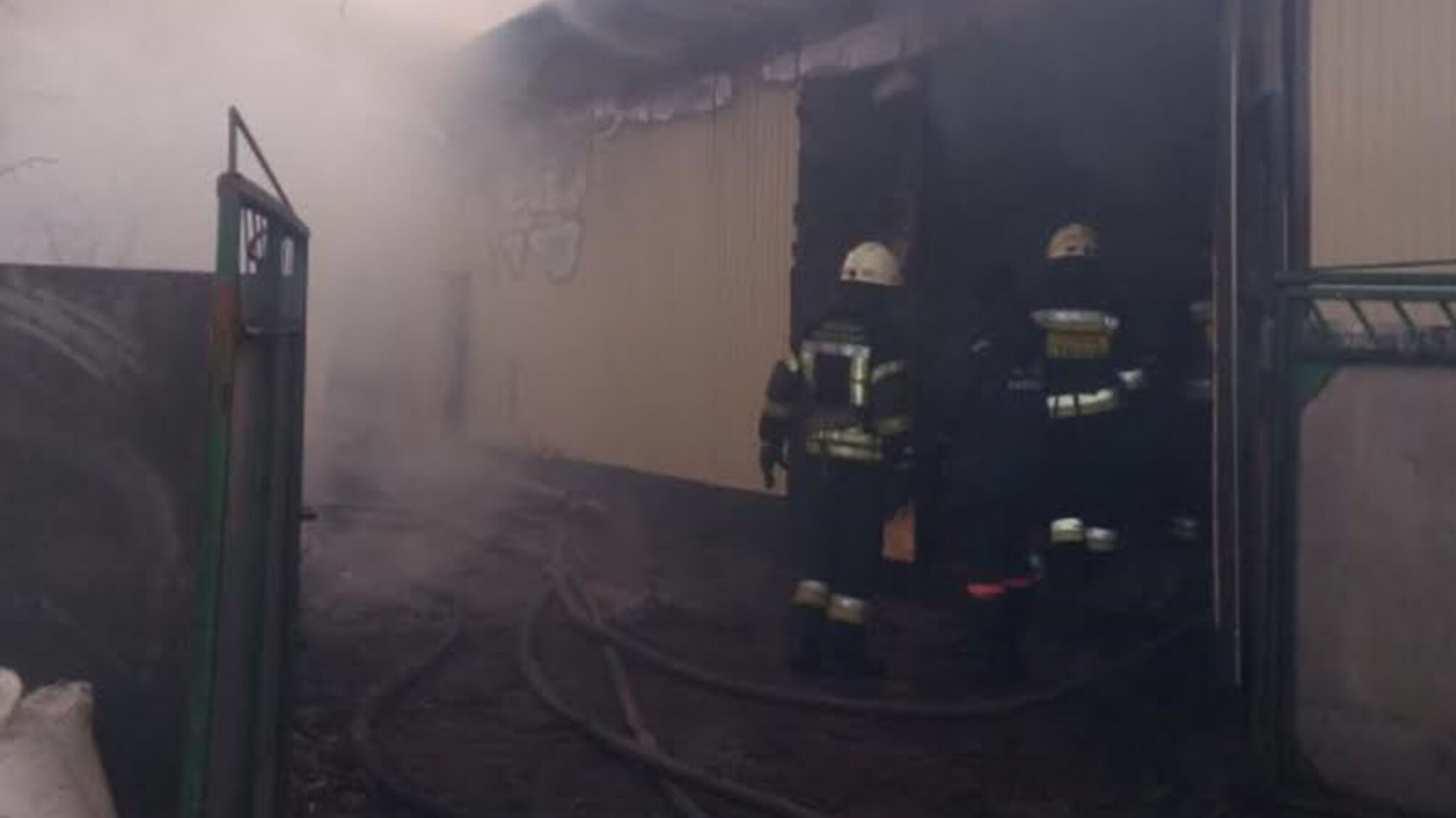 м. Дніпро: вогнеборці ліквідували пожежу в гаражі