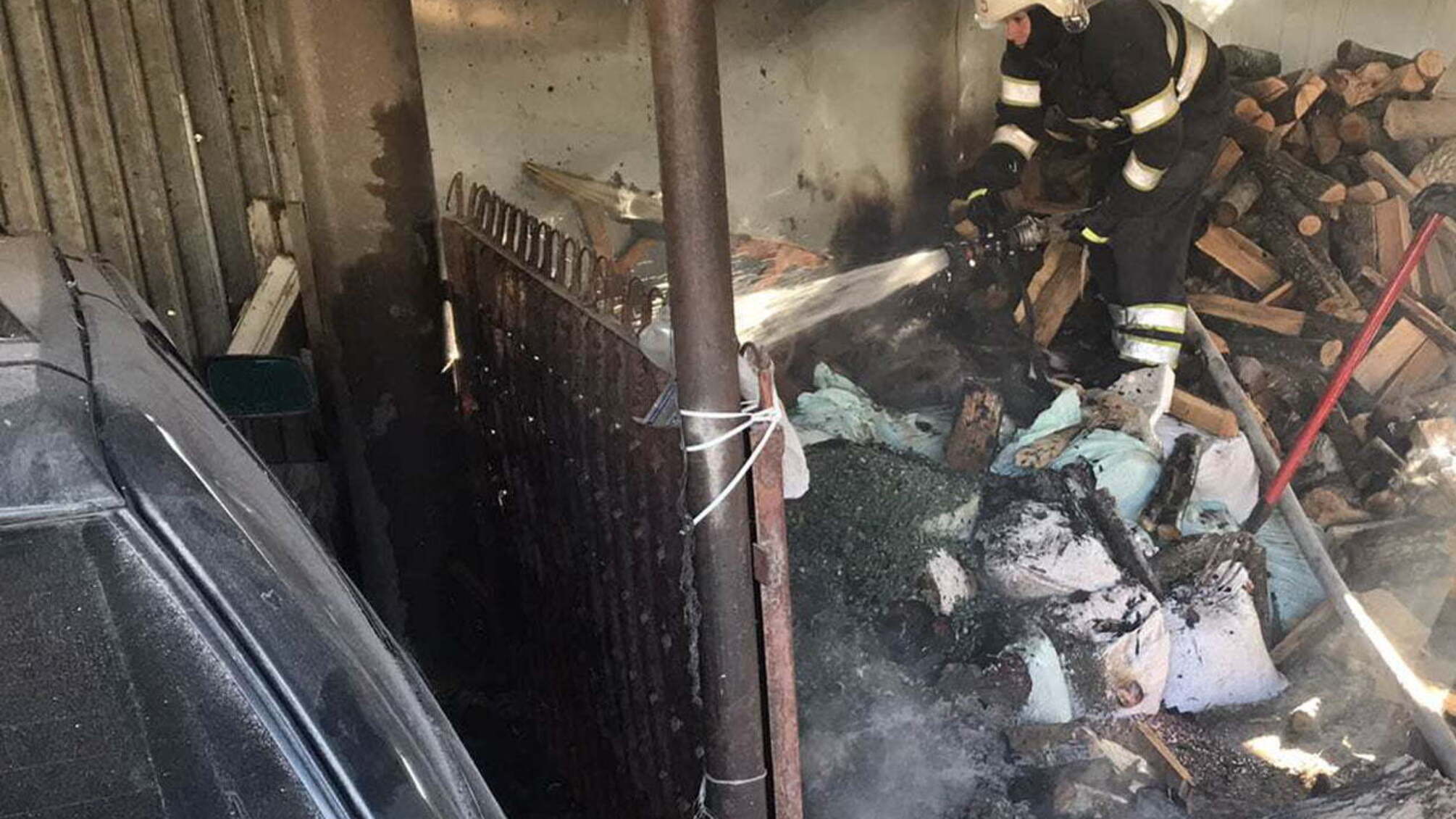 Хмельницька область: оперативно ліквідувавши пожежу в господарчій споруді, вогнеборці врятували від знищення вогнем легковий автомобіль