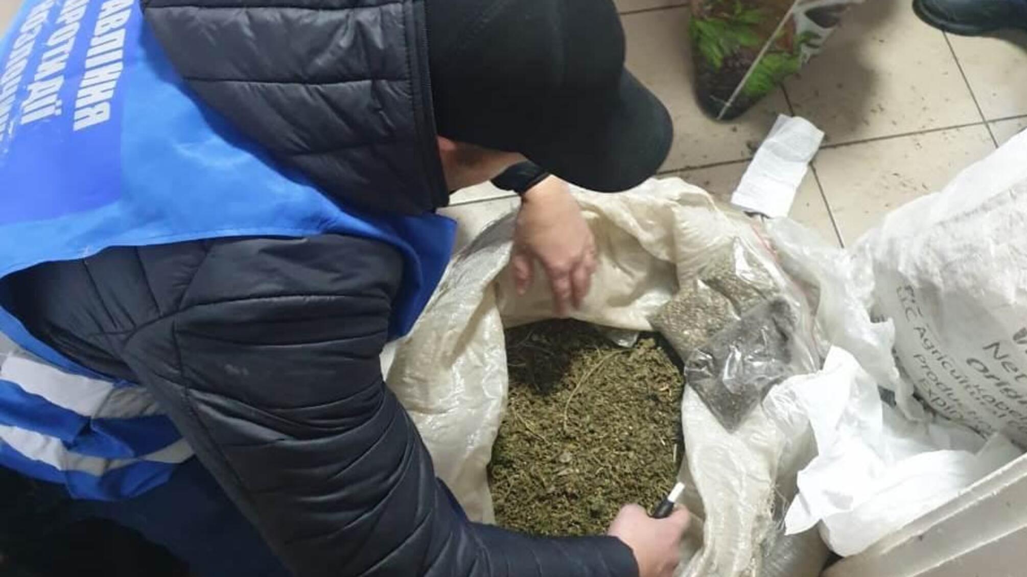 На Кіровоградщині поліцейські припинили незаконну діяльність двох наркозбувачів