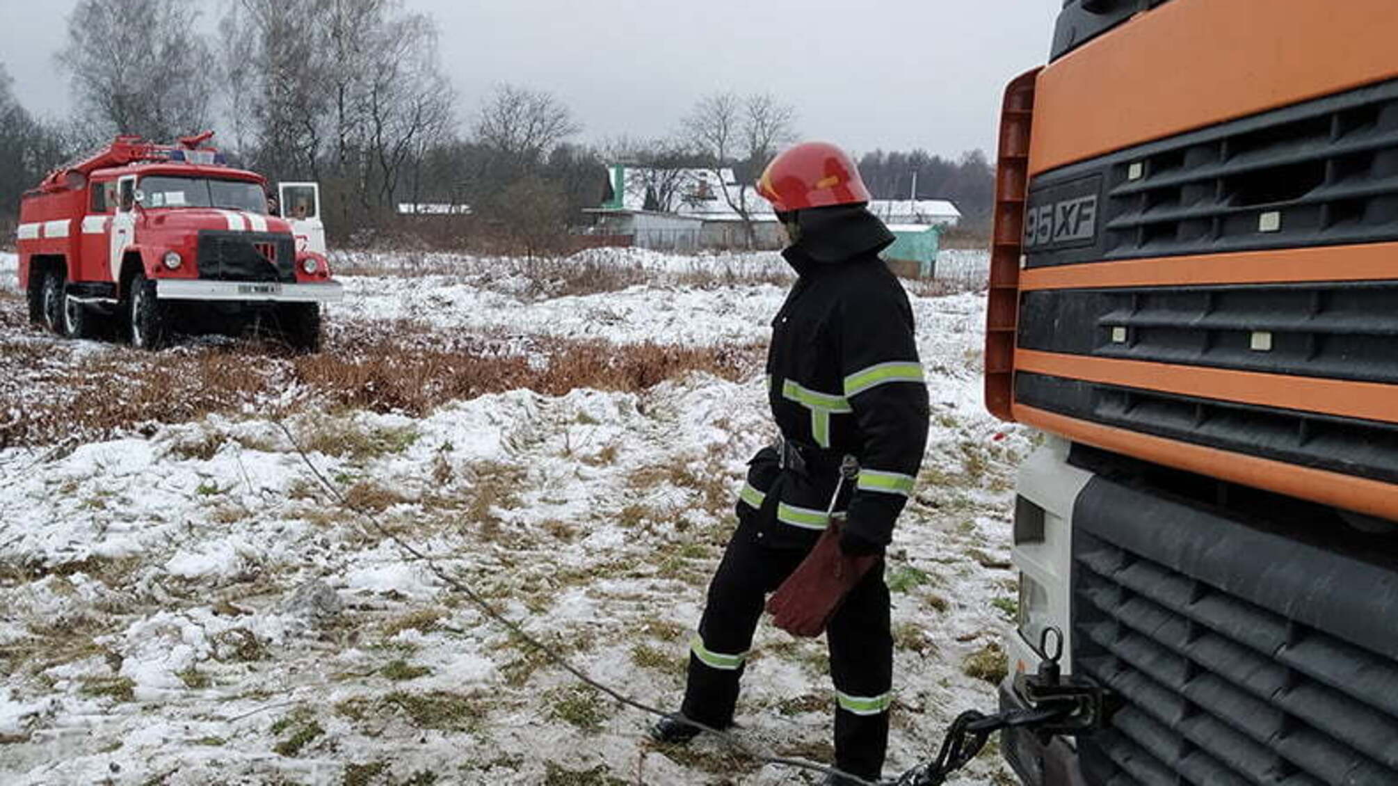 На Хмельниччині рятувальники надали допомогу у буксируванні вантажівки з кювету, куди вона потрапила внаслідок ДТП