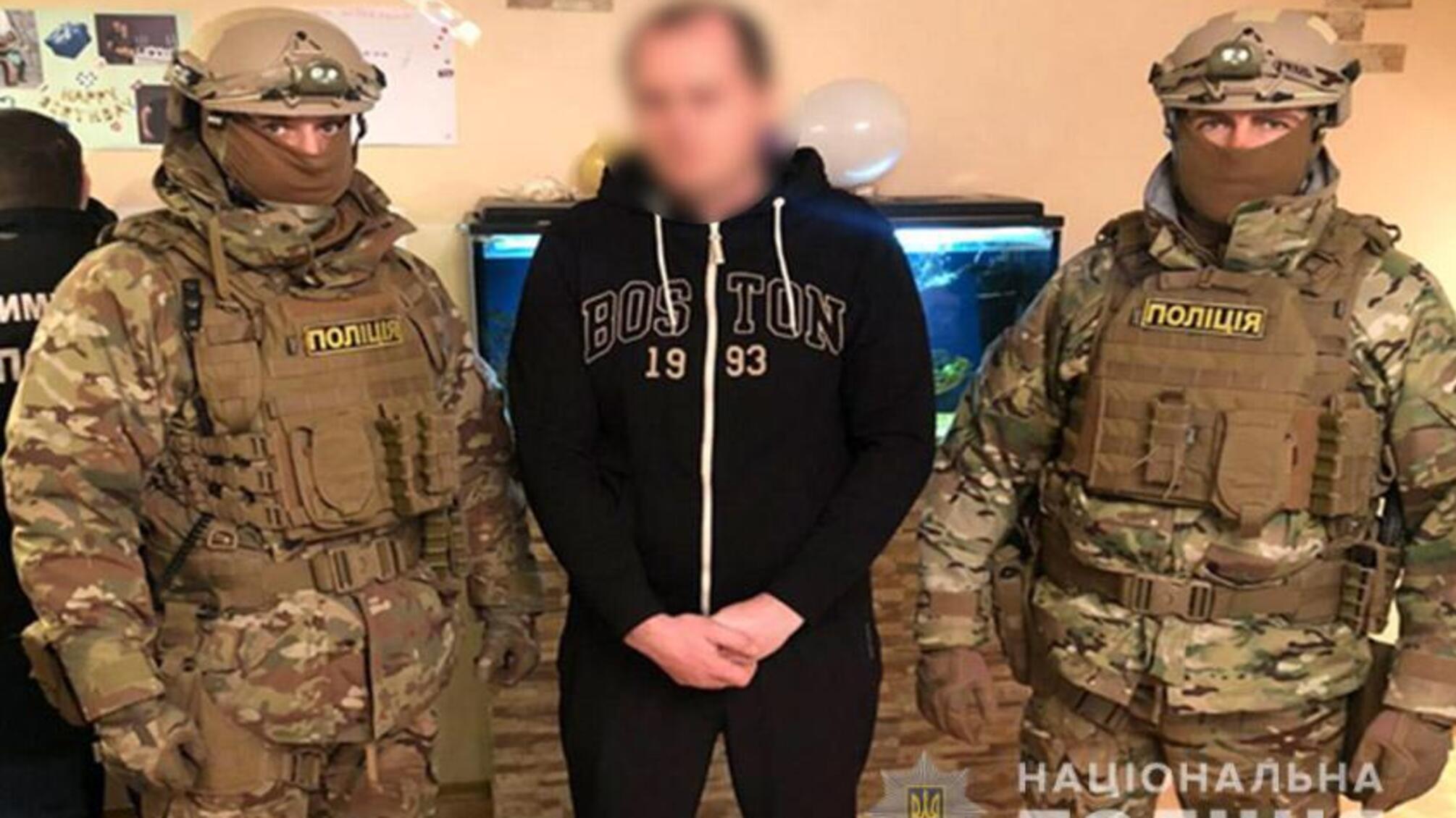 У Хмельницькому поліцейські затримали підозрюваних у вчиненні розбійного нападу на двох ювелірів