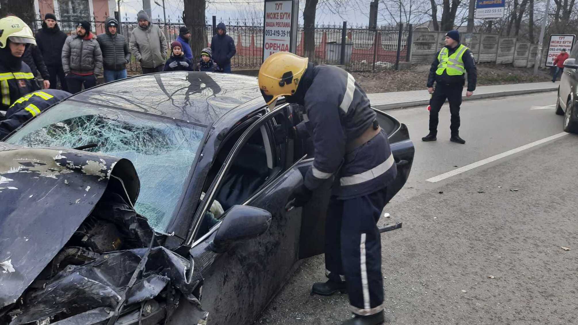 Київська область: рятувальники провели деблокацію постраждалого на місці ДТП