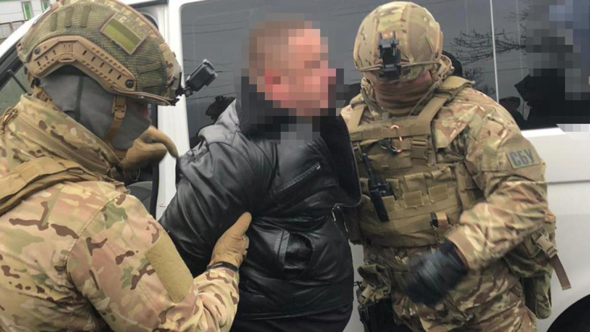 1300 доларів США за продовження терміну перебування в Україні – ДБР затримало спеціаліста міграційної служби