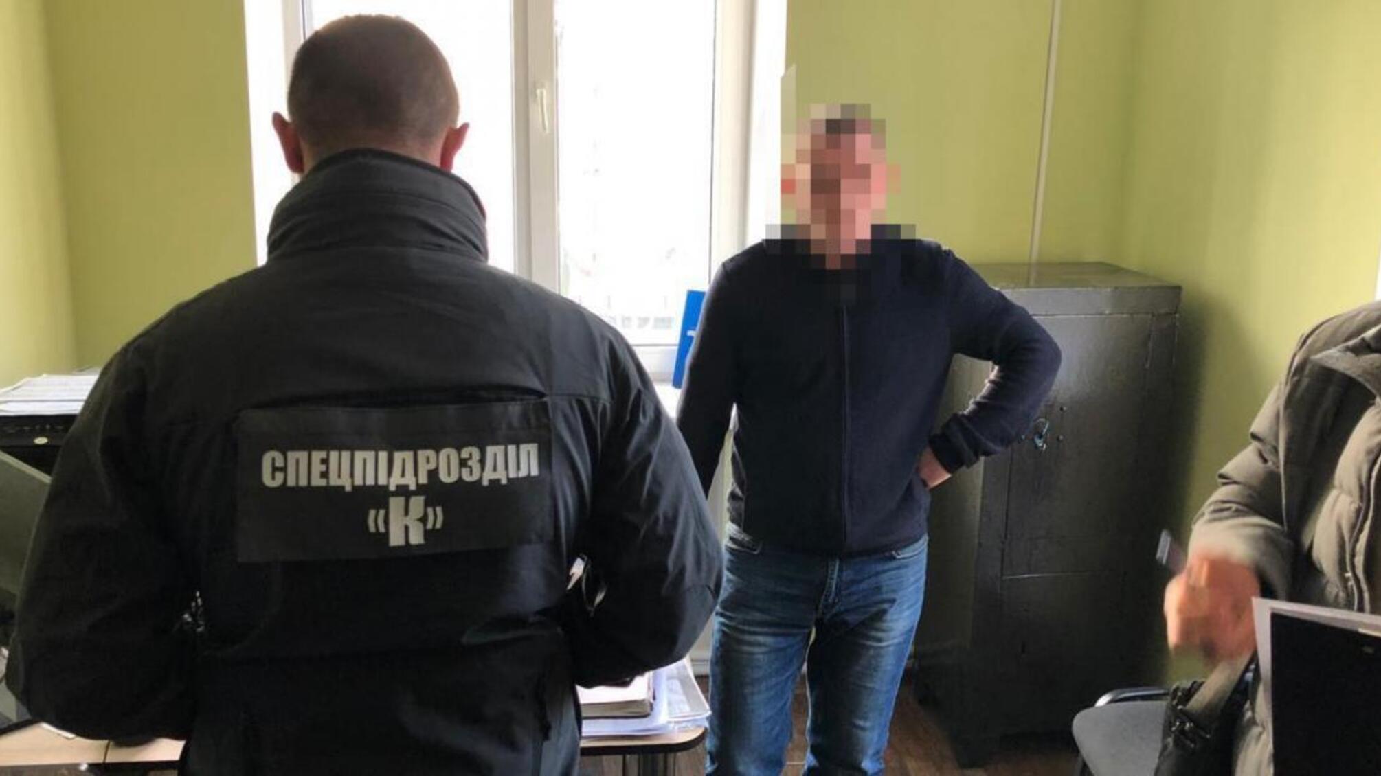 Щомісячна «данина» за торгівлю металобрухтом – ДБР повідомило про підозру поліцейському