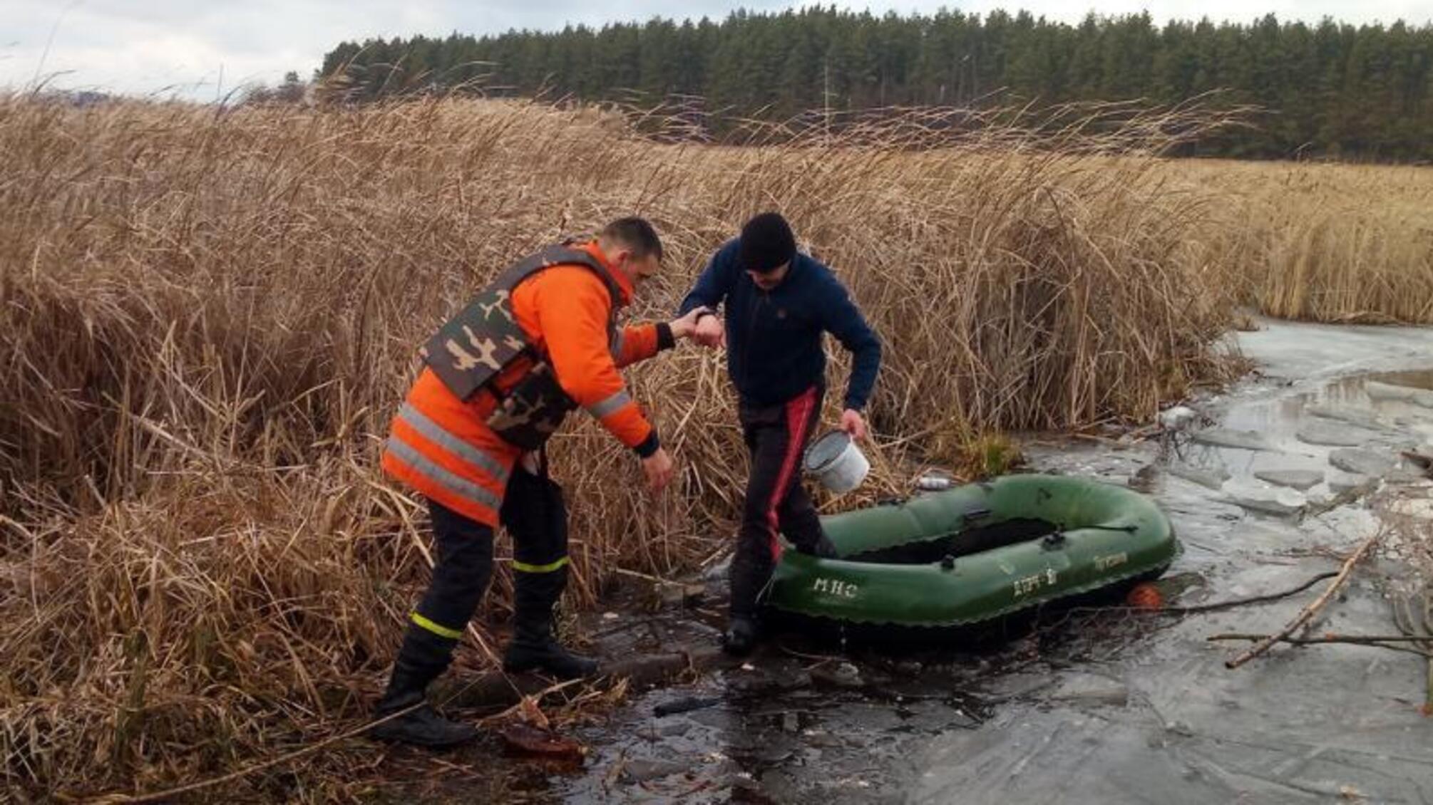 Житомирська область: фахівці ДСНС врятували на льоду трьох осіб, які пішли рибалити