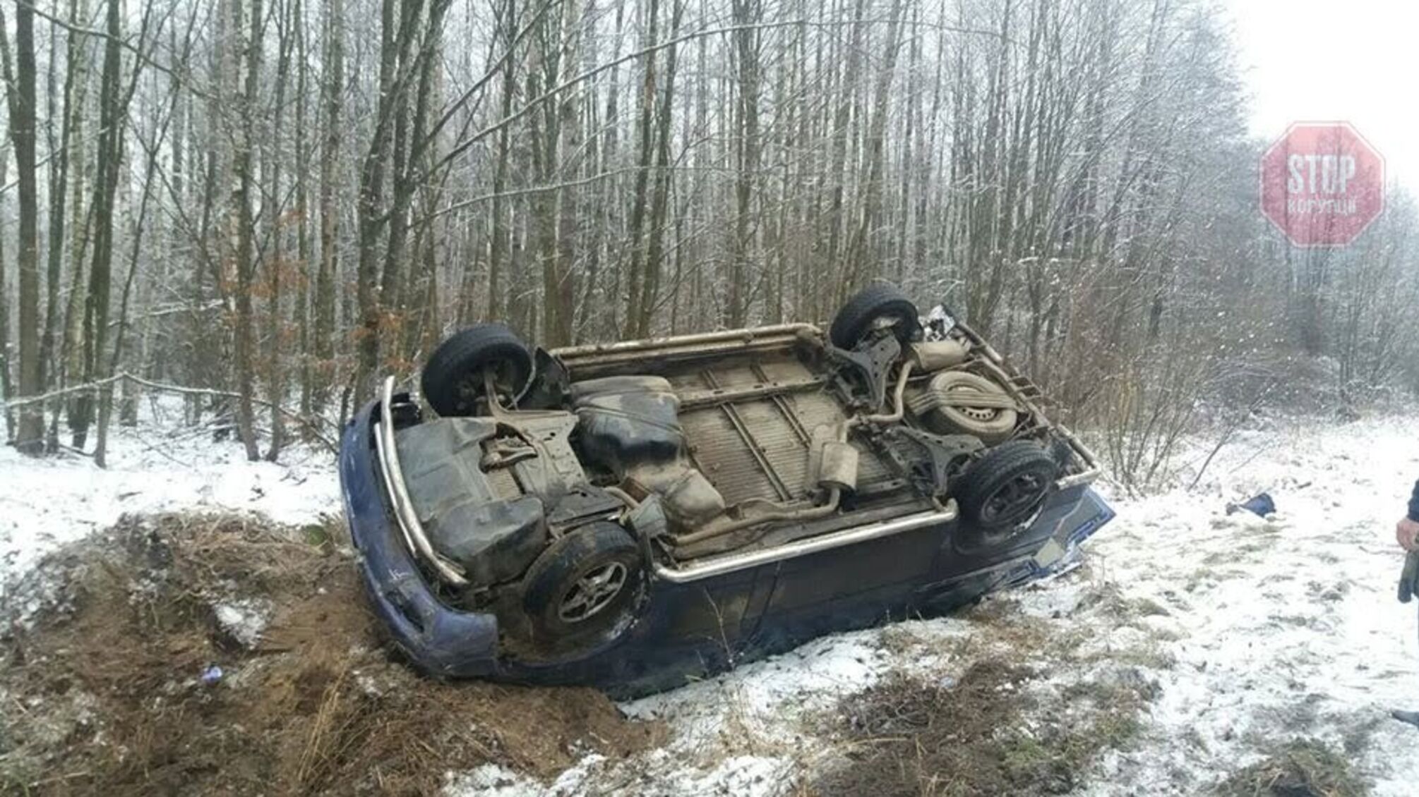Страшна ДТП на Рівненщині: перекинулась автівка з трьома людьми (фото)