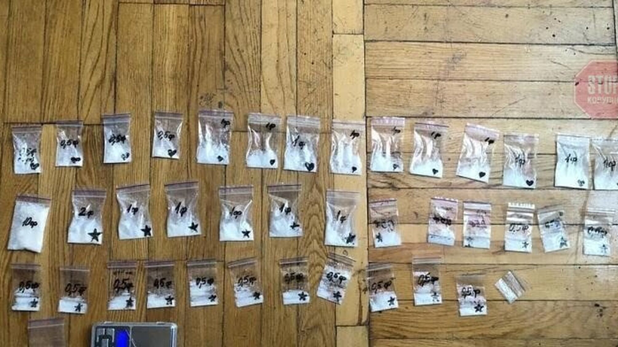 19-річну студентку затримали за торгівлю наркотиками в Києві (відео)