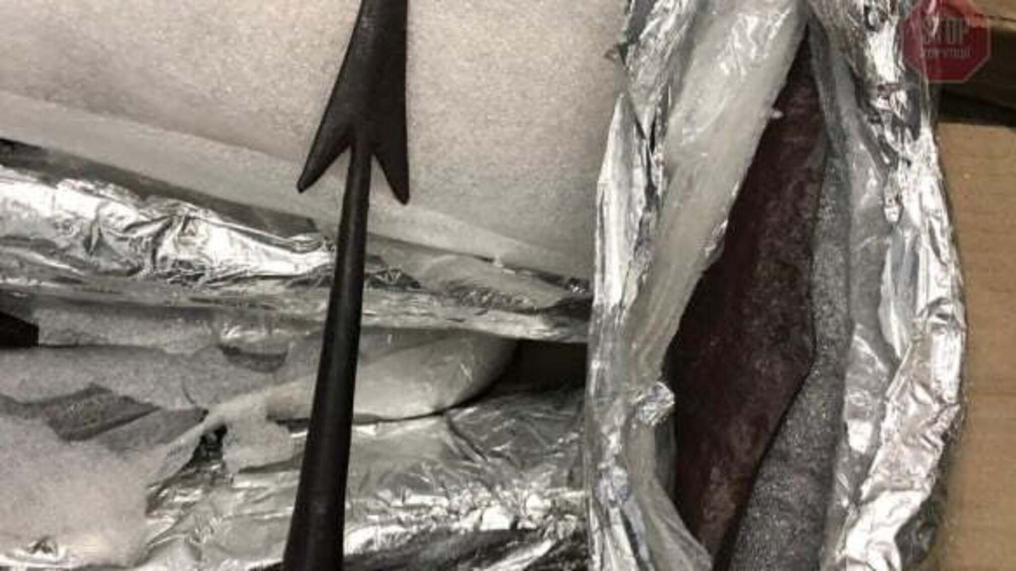 Українець намагався вивезти до Великобританії зброю та предмети старовини (відео)