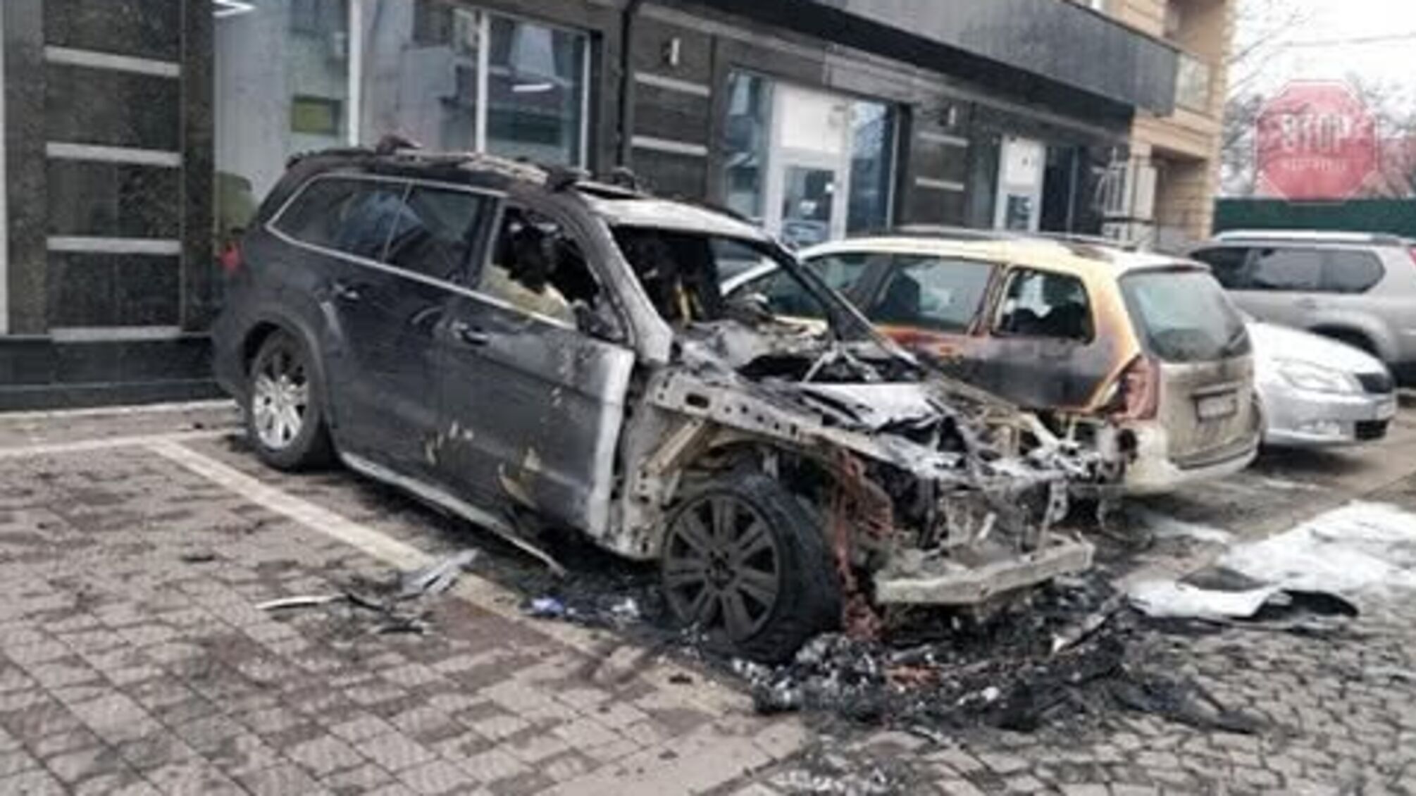 Стало відомо кому належала спалена автівка в Ужгороді (фото,відео)