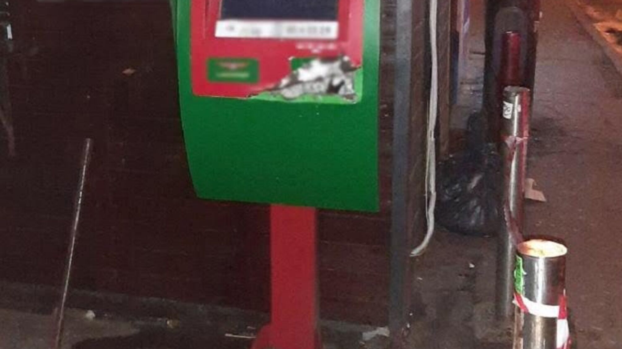 У Києві затримали горе-крадіїв, які зламали банкомат, але не дістали гроші
