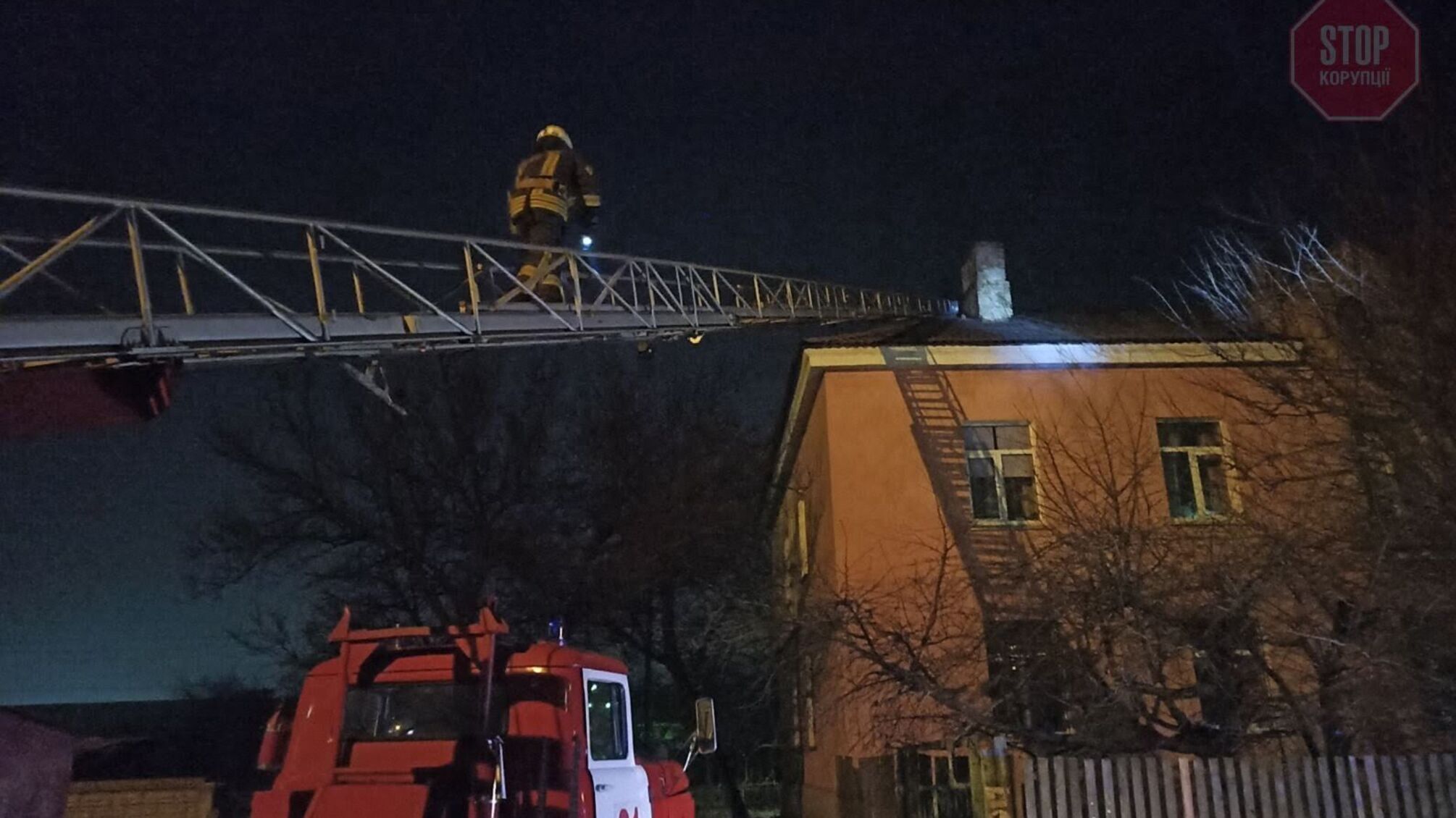 Узяв дитину та виліз на дах: рятувальники у Броварах визволяли неадекватного батька