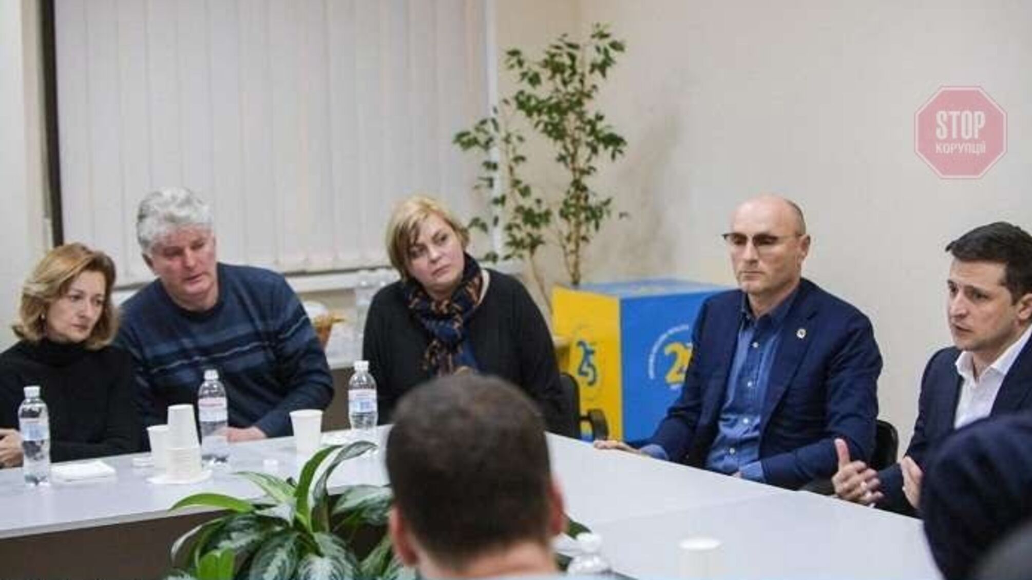 Зеленський зустрівся з родичами загиблих в авіакатастрофі українців