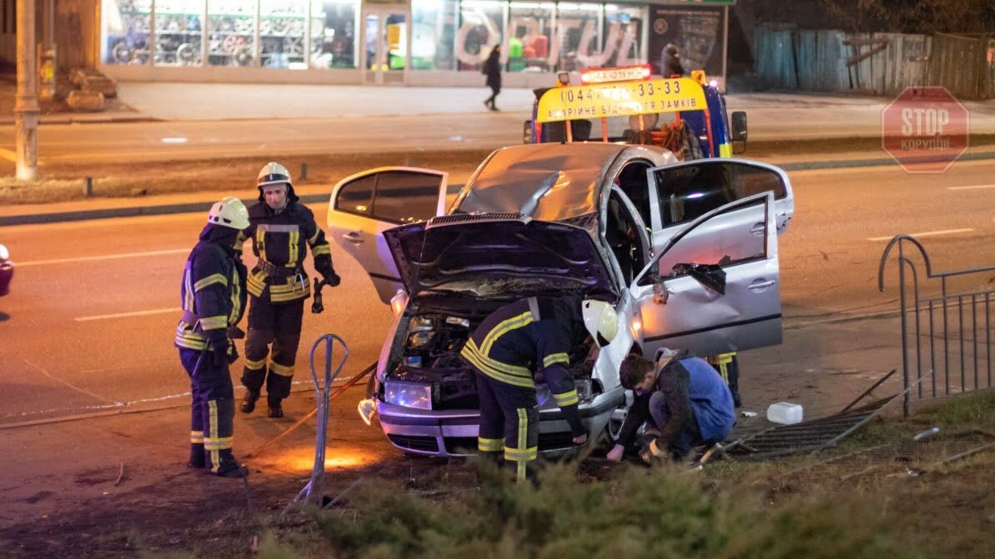 Підрізав авто і спричинив ДТП: в Києві перевернувся легковик (фото)