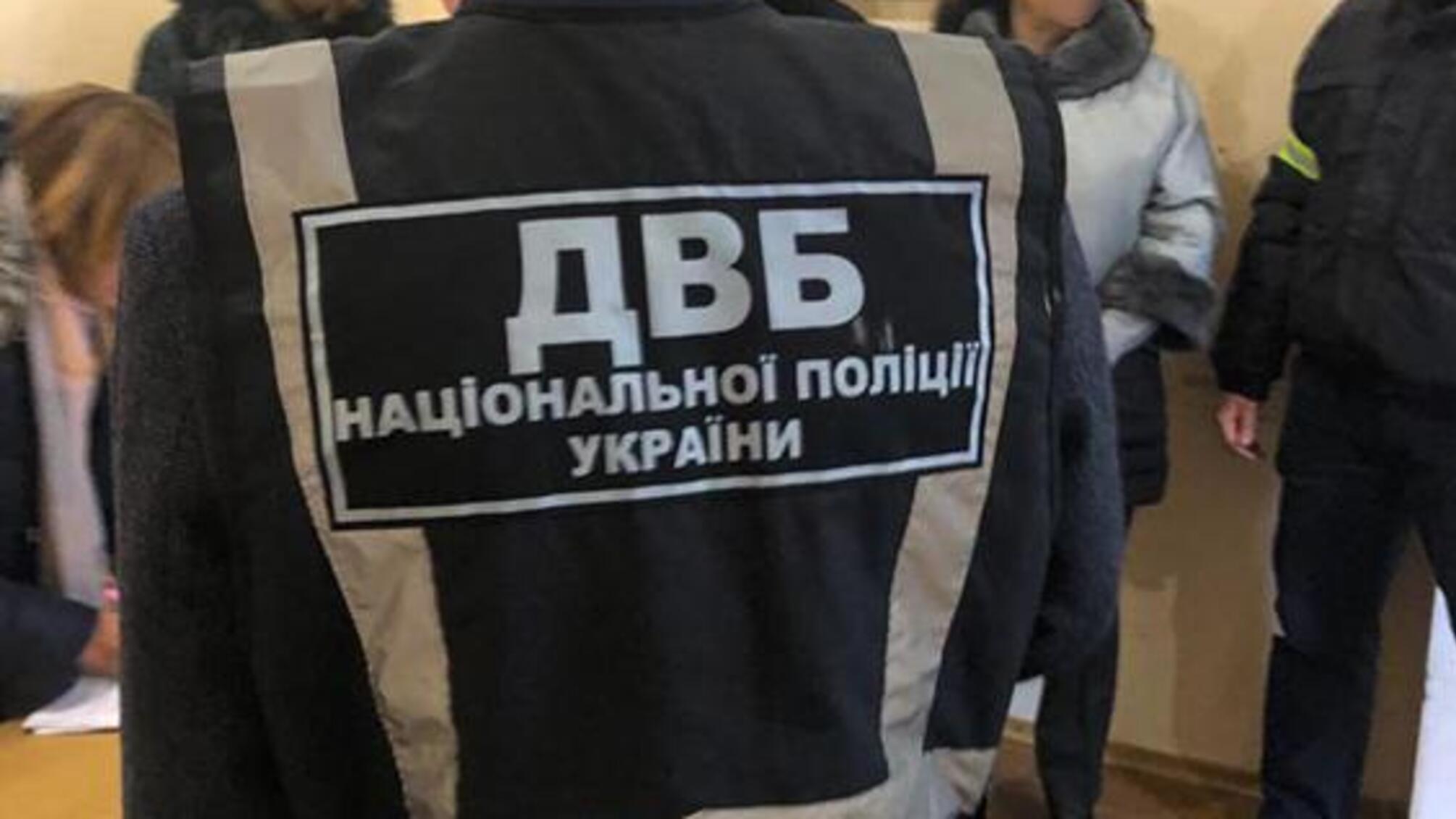 У Дніпрі внутрішня безпека поліції затримала жінку на передачі п’яти  тисяч доларів хабаря посадовцю поліції